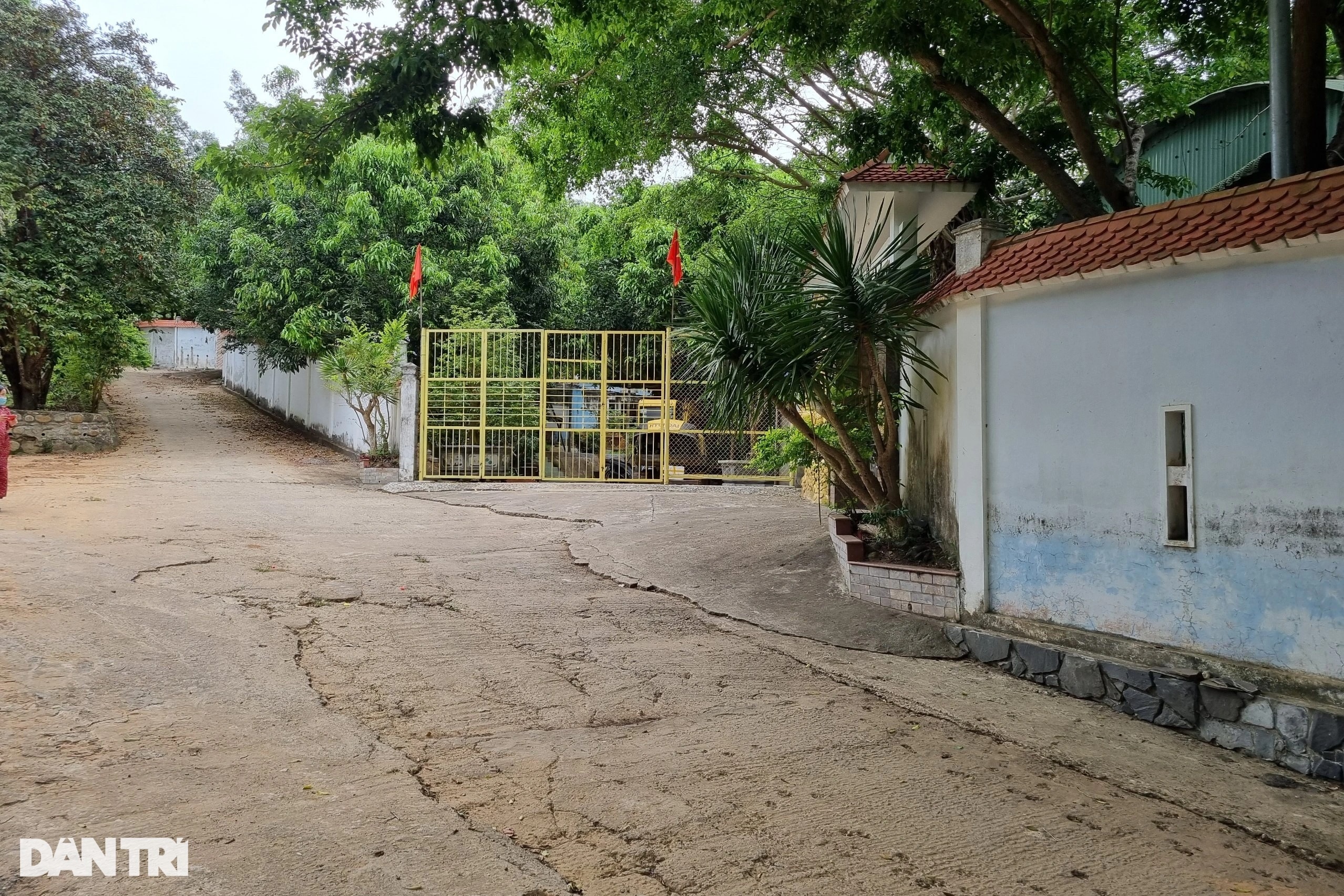 Biệt phủ trái phép của đại gia vàng nhiều năm vẫn chưa tháo dỡ xong - 1 Biệt phủ trái phép của đại gia vàng nhiều năm vẫn chưa tháo dỡ xong - 1