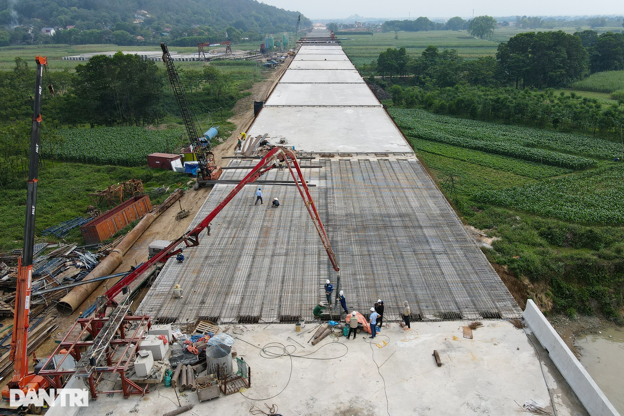 Thông hầm và hợp long cầu vượt sông dài nhất cao tốc Mai Sơn - QL45 - 12