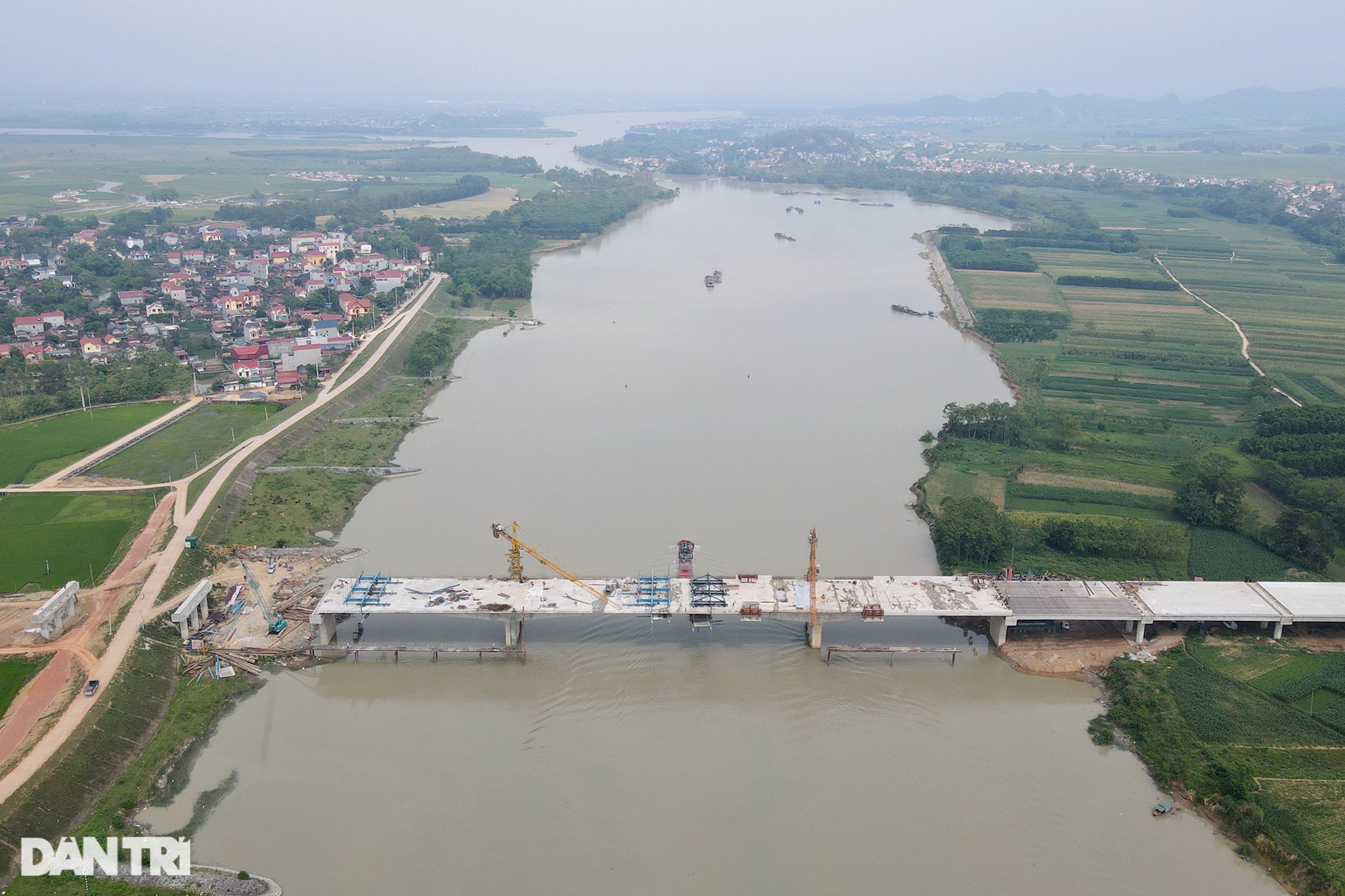 Thông hầm và hợp long cầu vượt sông dài nhất cao tốc Mai Sơn - QL45 - 9