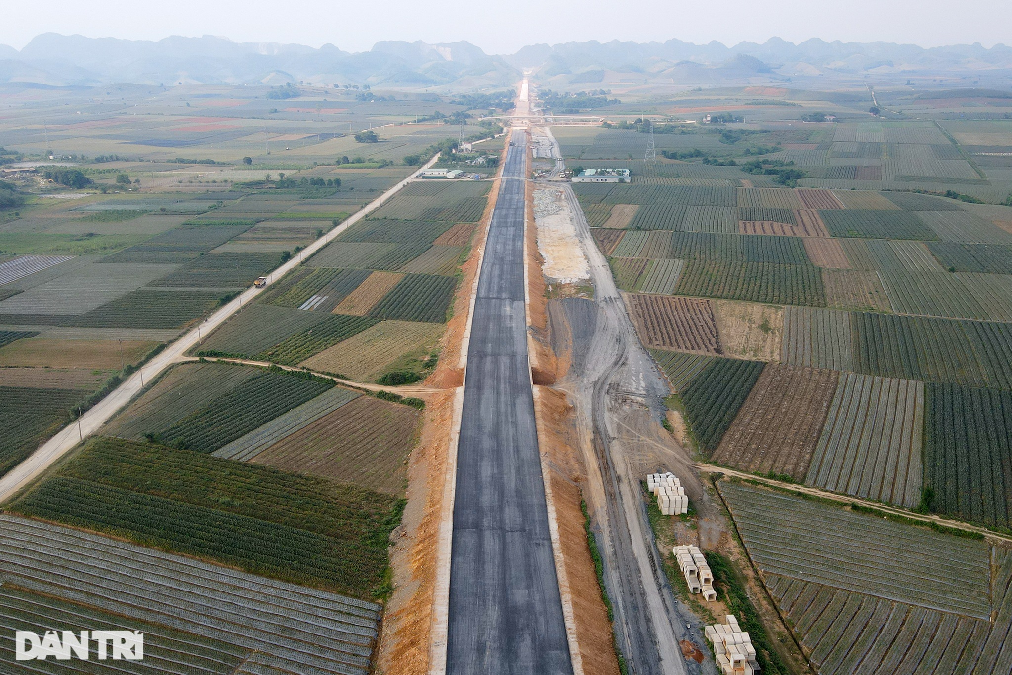 Thảm những mét đường nhựa đầu tiên trên cao tốc Ninh Bình - Thanh Hóa - 1