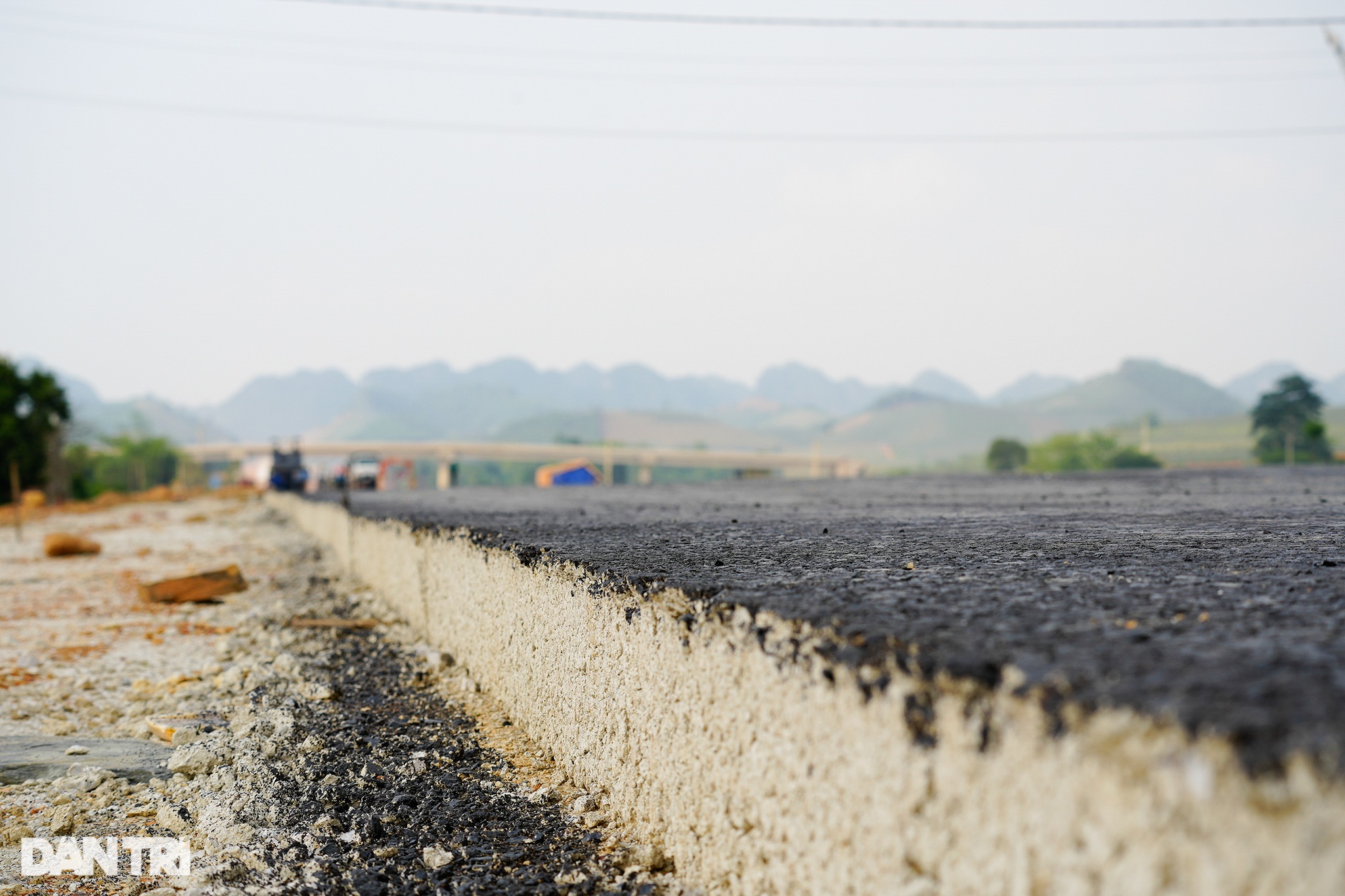 Thảm những mét đường nhựa đầu tiên trên cao tốc Ninh Bình - Thanh Hóa - 5