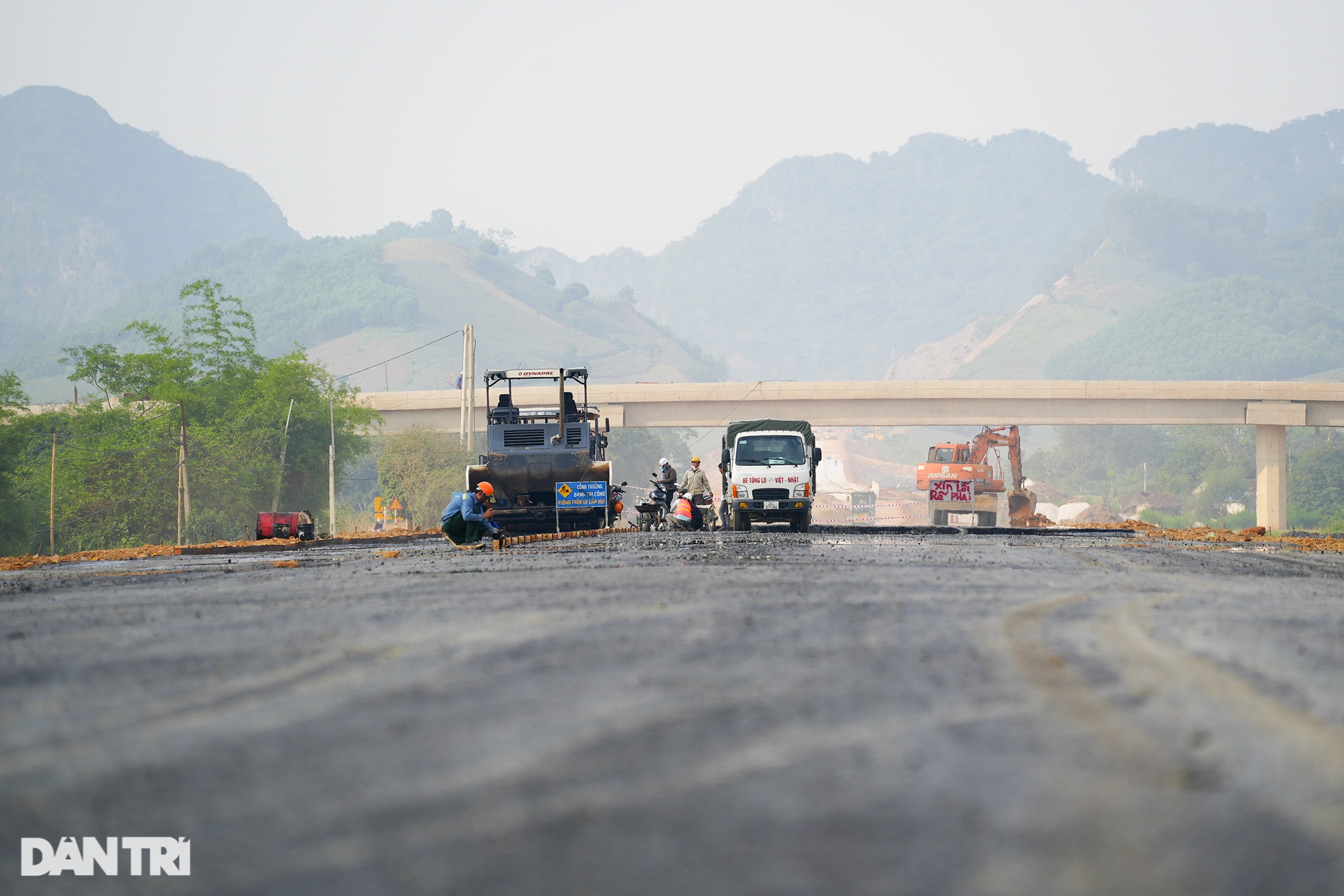 Thảm những mét đường nhựa đầu tiên trên cao tốc Ninh Bình - Thanh Hóa - 4