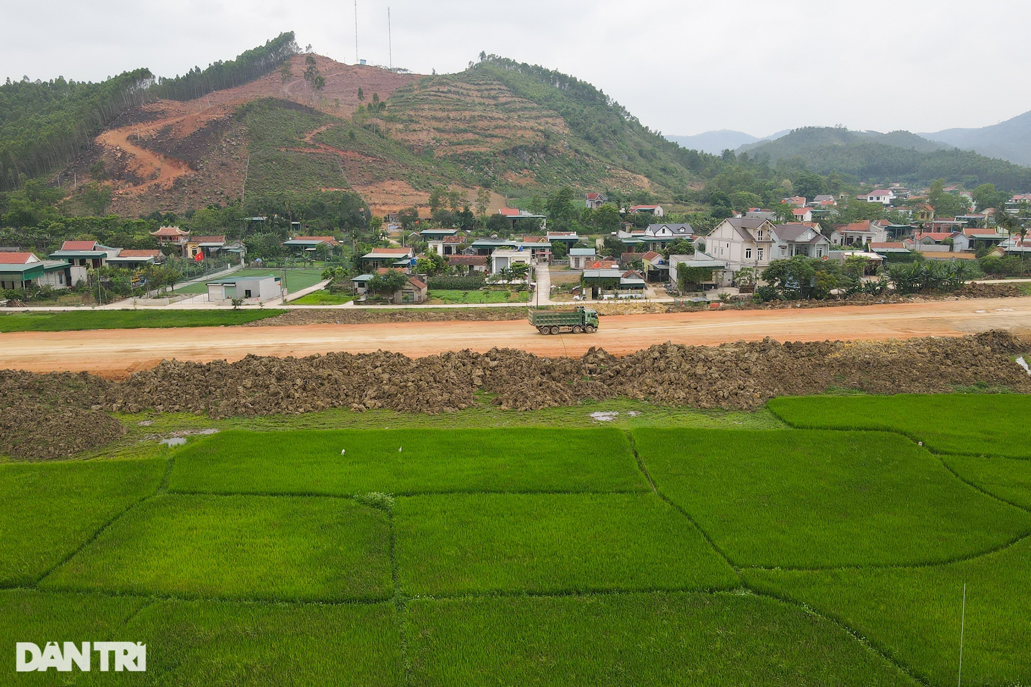 Thảm những mét đường nhựa đầu tiên trên cao tốc Ninh Bình - Thanh Hóa - 12