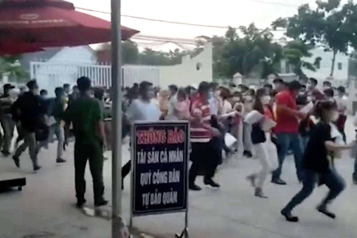 Hàng trăm người chen lấn xô nhau ngã lăn quay khi đi làm sổ đỏ - 2 Hàng trăm người chen lấn xô nhau ngã lăn quay khi đi làm sổ đỏ - 2