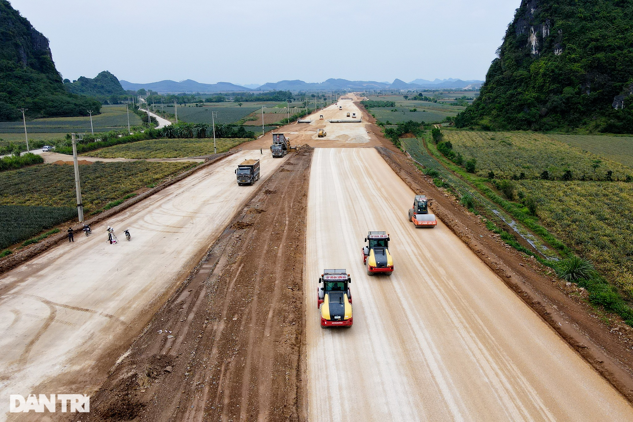 Thảm những mét đường nhựa đầu tiên trên cao tốc Ninh Bình - Thanh Hóa - 6