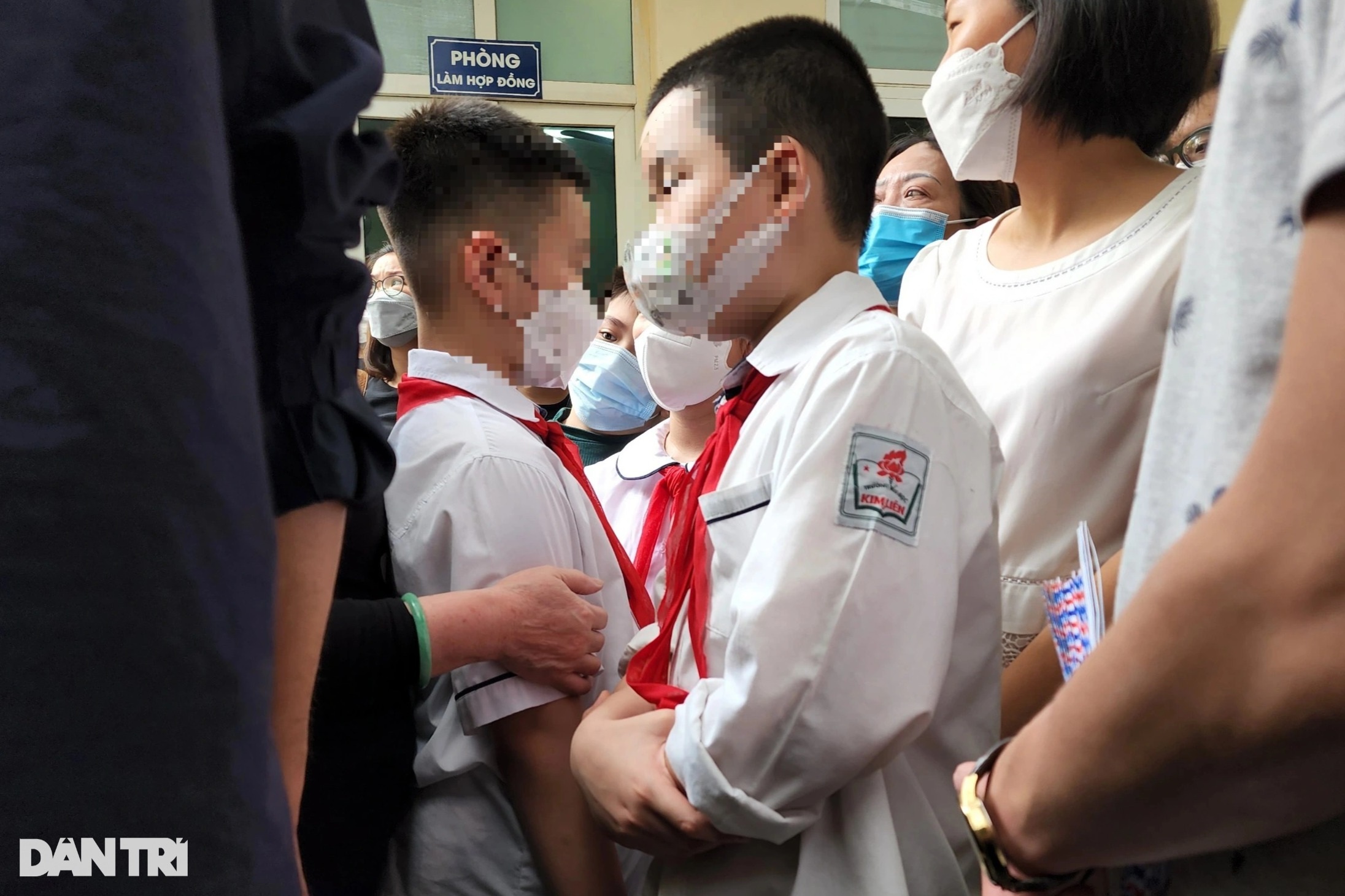 Nhiều người xếp hàng chia buồn với gia đình 5 nạn nhân vụ cháy tại Hà Nội - 7