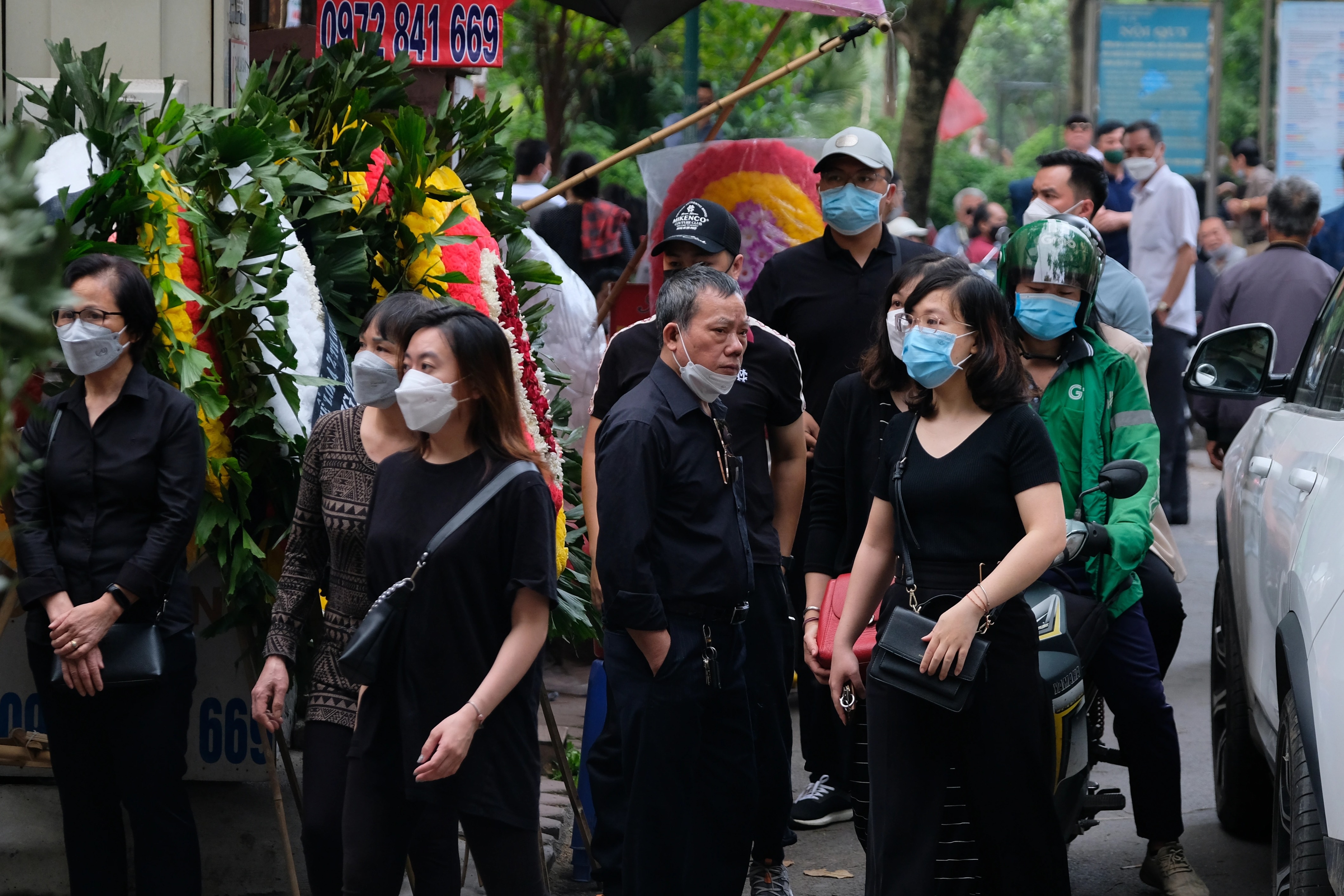 Nhiều người xếp hàng chia buồn với gia đình 5 nạn nhân vụ cháy tại Hà Nội - 1