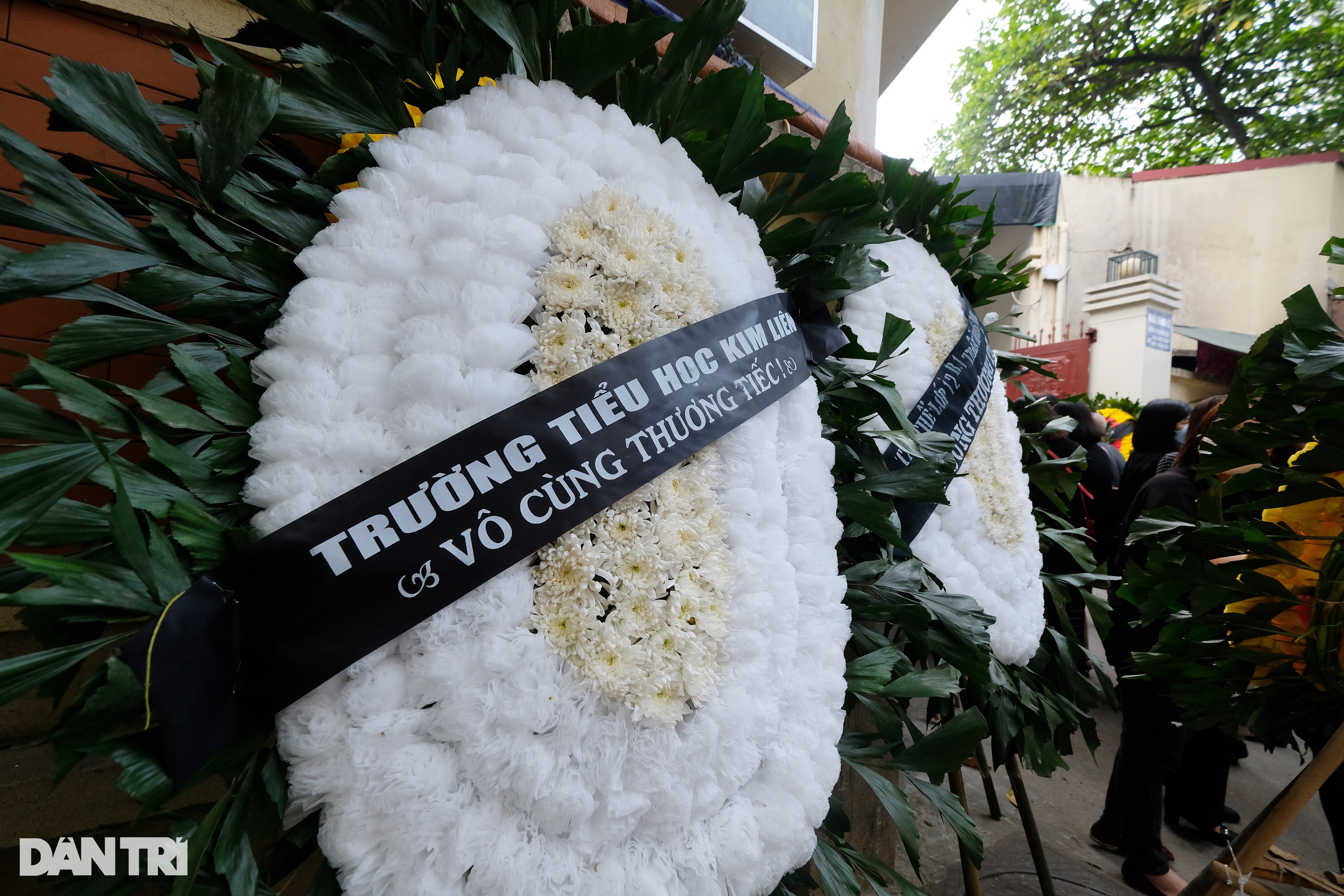 Nhiều người xếp hàng chia buồn với gia đình 5 nạn nhân vụ cháy tại Hà Nội - 9