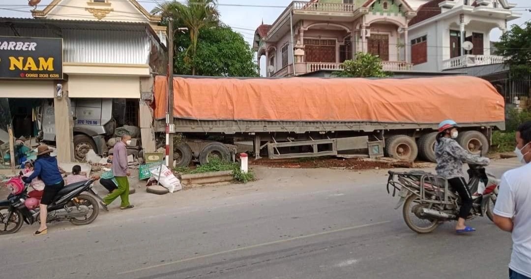 Xe đầu kéo đâm sập tiệm cắt tóc - 1 Xe đầu kéo đâm sập tiệm cắt tóc - 1