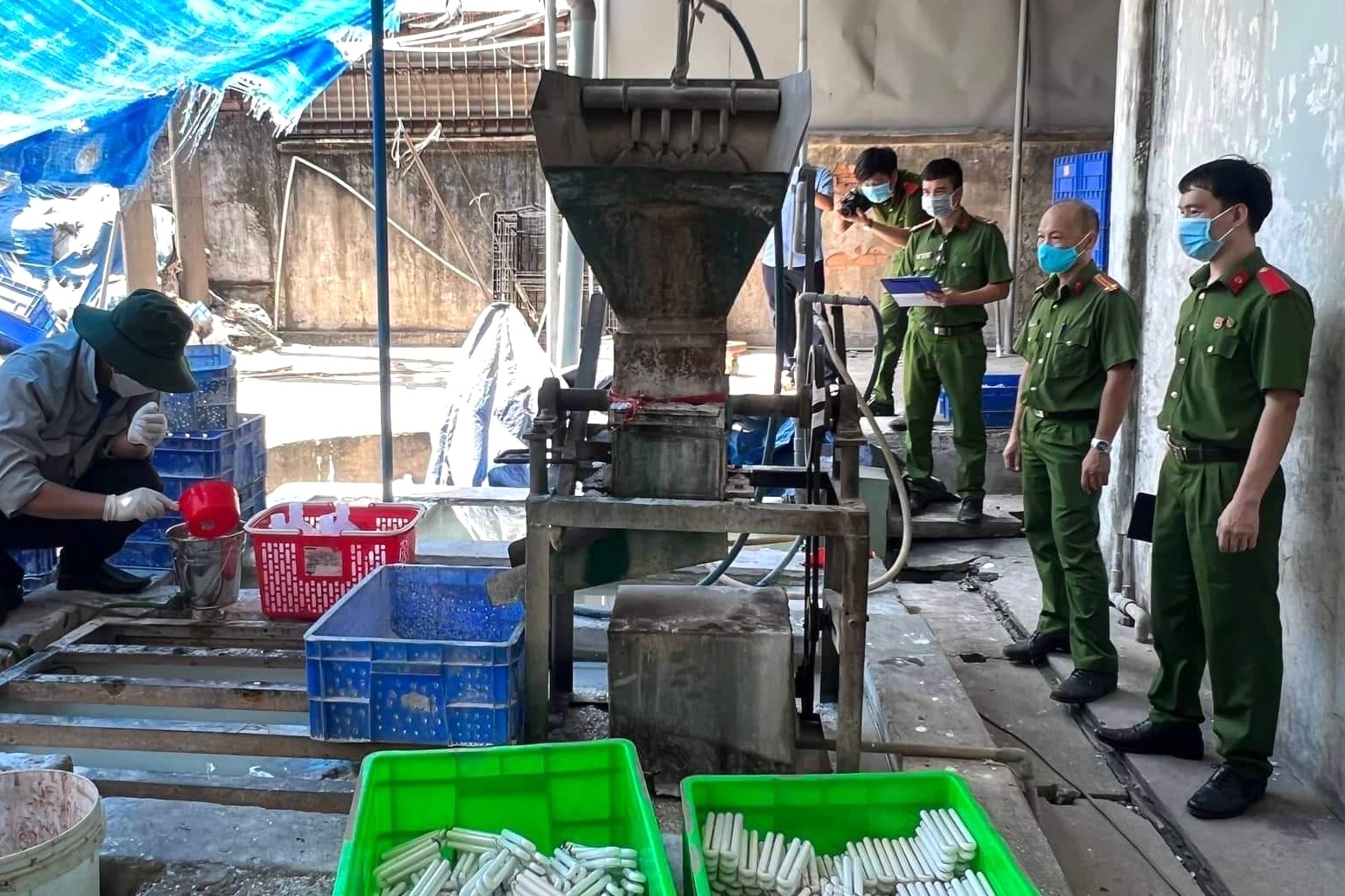 Hơn 42 tấn chất thải nguy hại chôn giấu trong xí nghiệp bóng đèn Điện Quang - 1