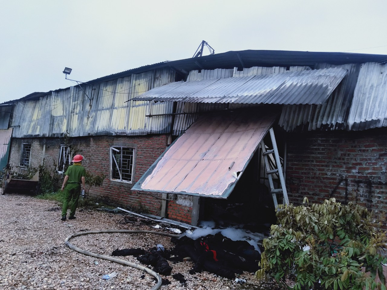 Một người tử vong trong đám cháy xưởng may rộng hàng trăm mét ở Hà Nội - 2
