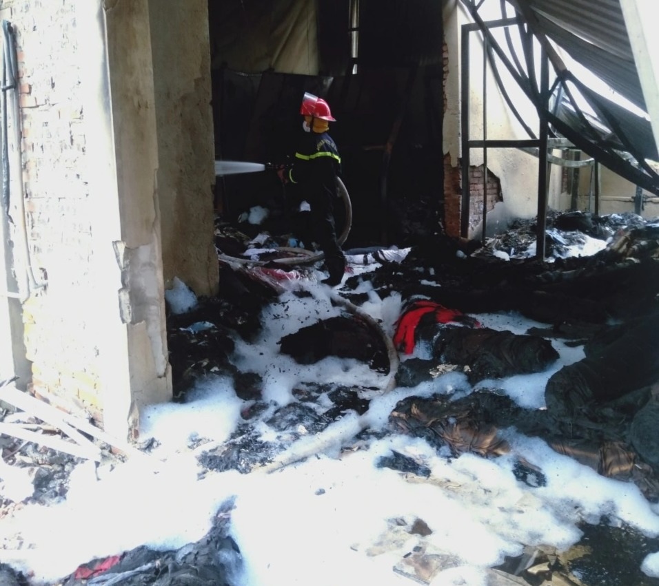 Một người tử vong trong đám cháy xưởng may rộng hàng trăm mét ở Hà Nội - 1