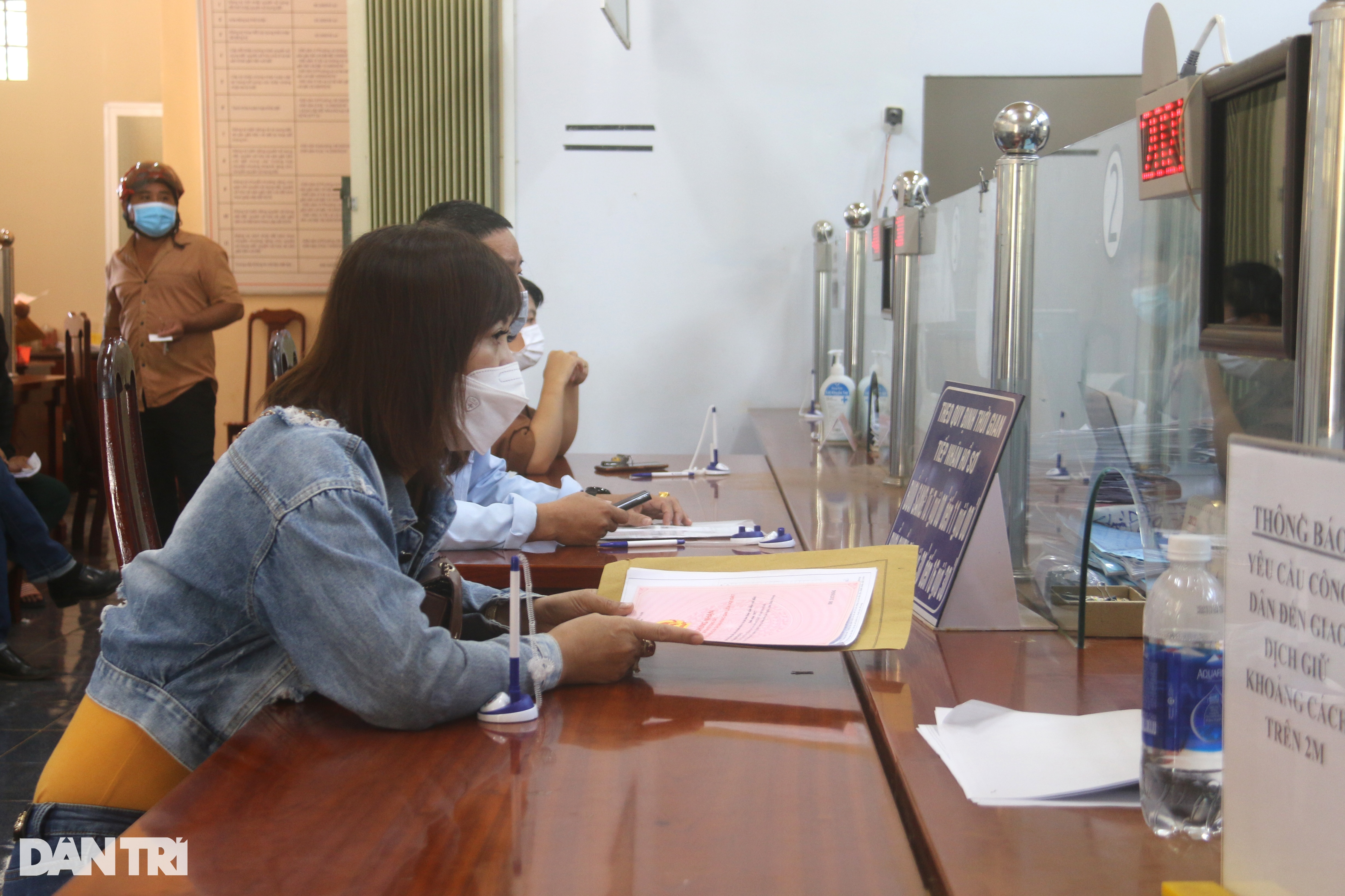 Cò bốc số làm thủ tục đất đai kiếm bộn tiền, số càng đẹp càng được giá - 5 Cò bốc số làm thủ tục đất đai kiếm bộn tiền, số càng đẹp càng được giá - 5