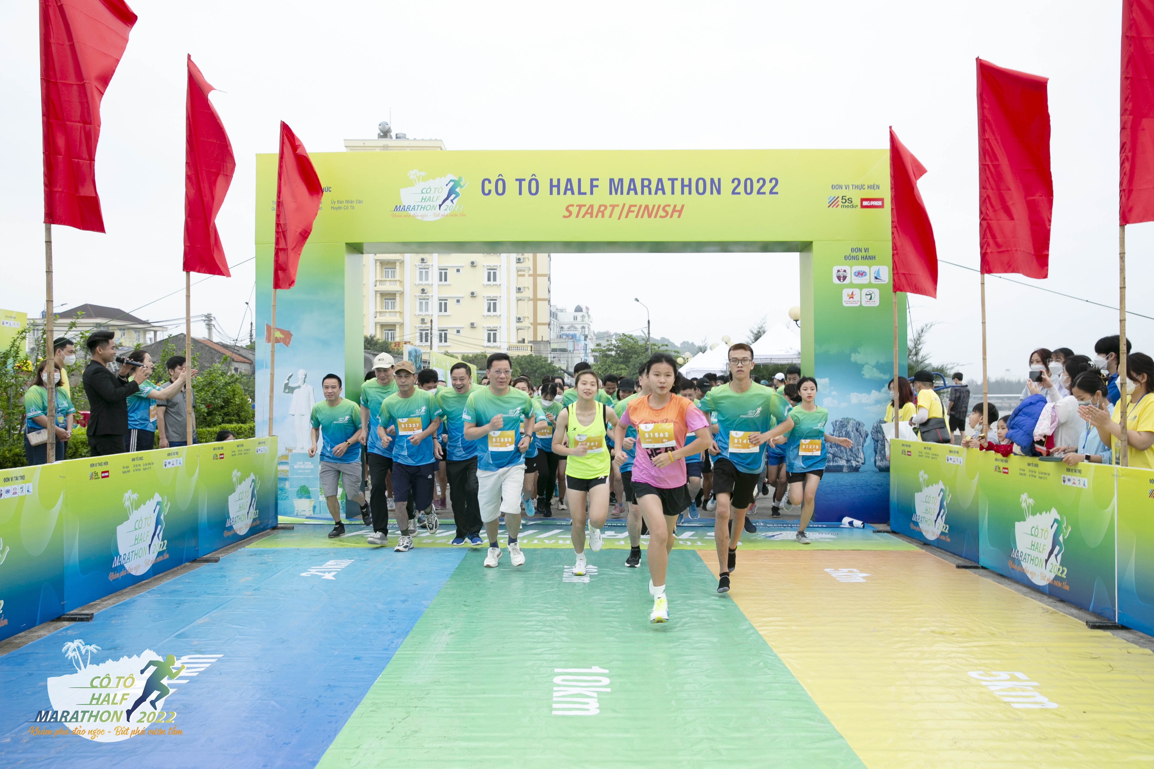 Hơn 500 vận động viên tham gia giải chạy Marathon tại huyện đảo Cô Tô - 1