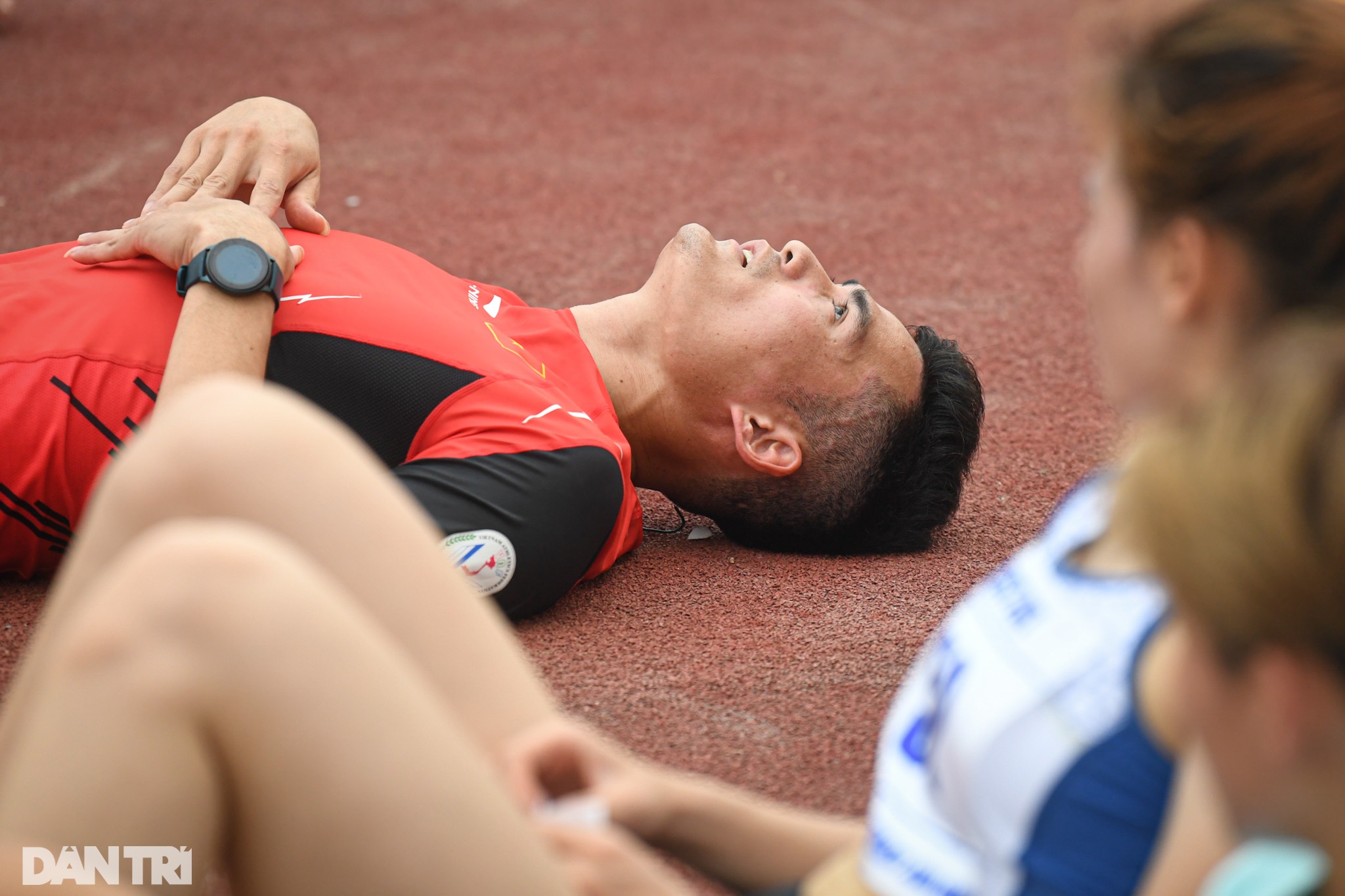 Quách Công Lịch bất ngờ nằm sân, bỏ thi tại giải điền kinh tiền SEA Games - 11 Quách Công Lịch bất ngờ nằm sân, bỏ thi tại giải điền kinh tiền SEA Games - 11