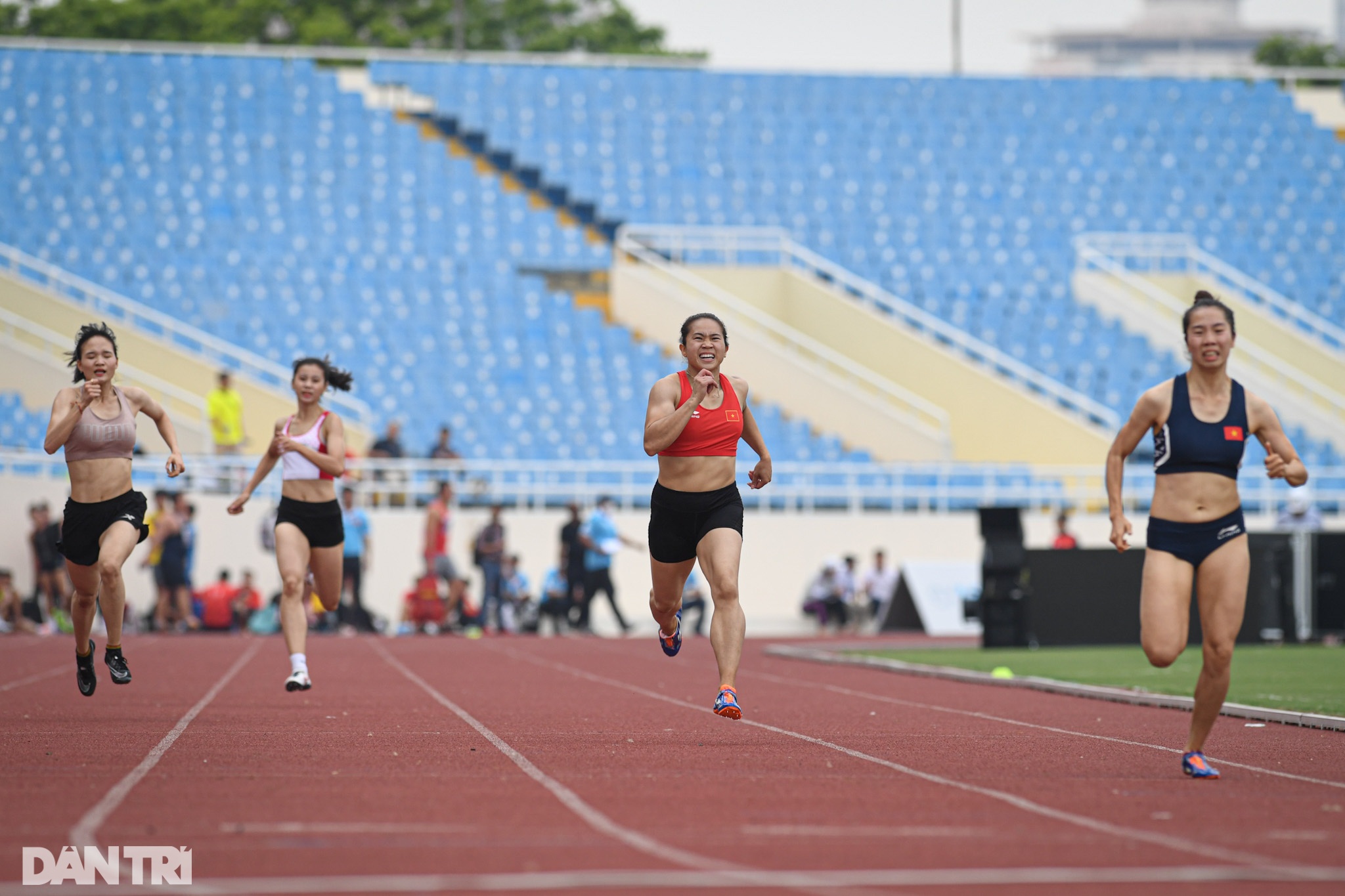 Quách Công Lịch bất ngờ nằm sân, bỏ thi tại giải điền kinh tiền SEA Games - 16 Quách Công Lịch bất ngờ nằm sân, bỏ thi tại giải điền kinh tiền SEA Games - 16