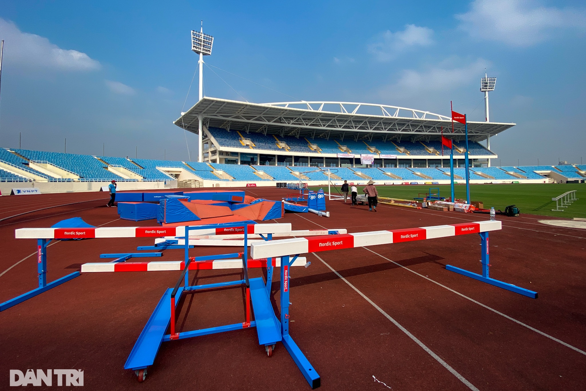 Quách Công Lịch bất ngờ nằm sân, bỏ thi tại giải điền kinh tiền SEA Games - 2 Quách Công Lịch bất ngờ nằm sân, bỏ thi tại giải điền kinh tiền SEA Games - 2