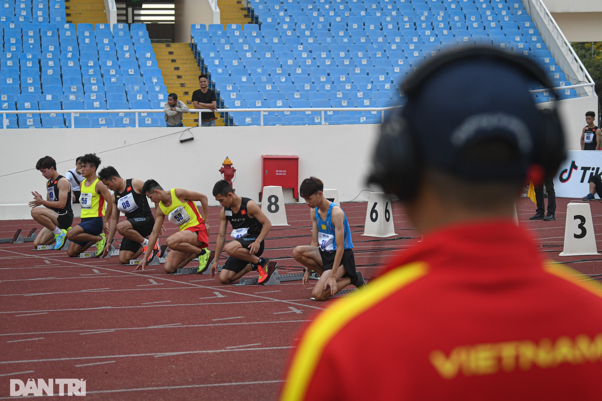 Quách Công Lịch bất ngờ nằm sân, bỏ thi tại giải điền kinh tiền SEA Games - 7 Quách Công Lịch bất ngờ nằm sân, bỏ thi tại giải điền kinh tiền SEA Games - 7