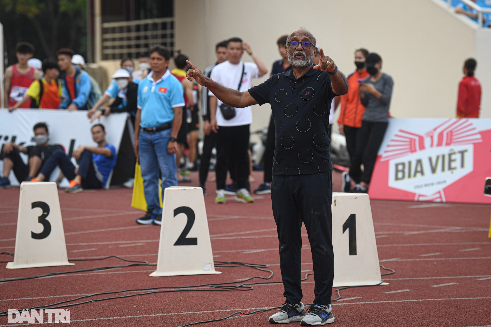 Quách Công Lịch bất ngờ nằm sân, bỏ thi tại giải điền kinh tiền SEA Games - 15 Quách Công Lịch bất ngờ nằm sân, bỏ thi tại giải điền kinh tiền SEA Games - 15
