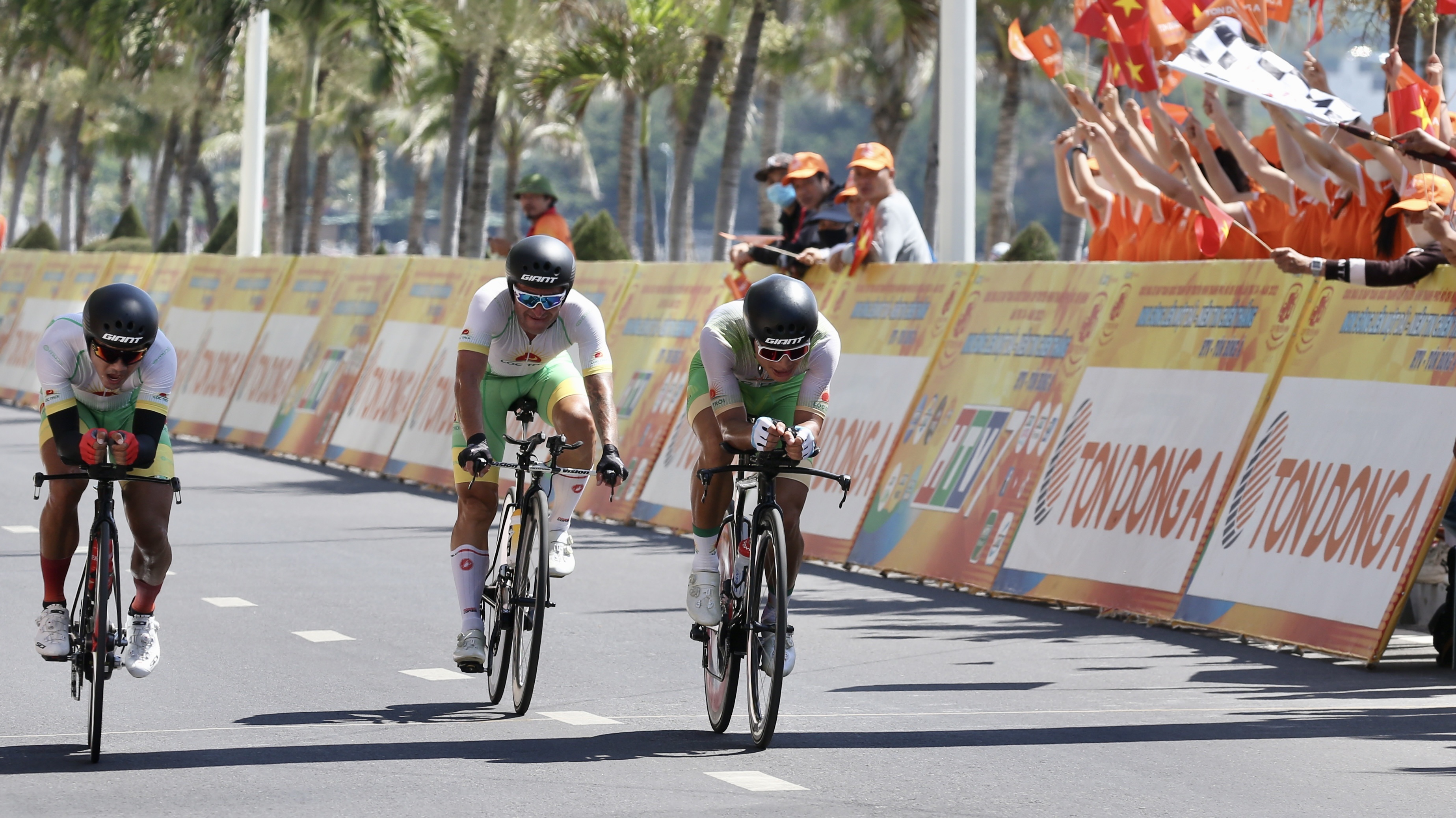 Tập đoàn Lộc trời thắng chặng đồng đội tính giờ giải xe đạp xuyên Việt 2022 - 2