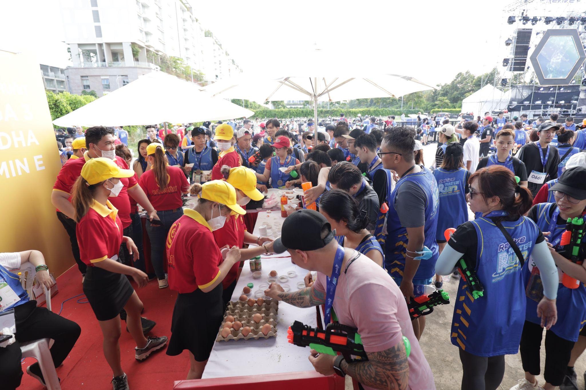 Trứng gà Ba Huân hào hứng mang đến hàng loạt thú vị cho các vận động viên tại đường chạy nước Revive Water Run 2022 - 3