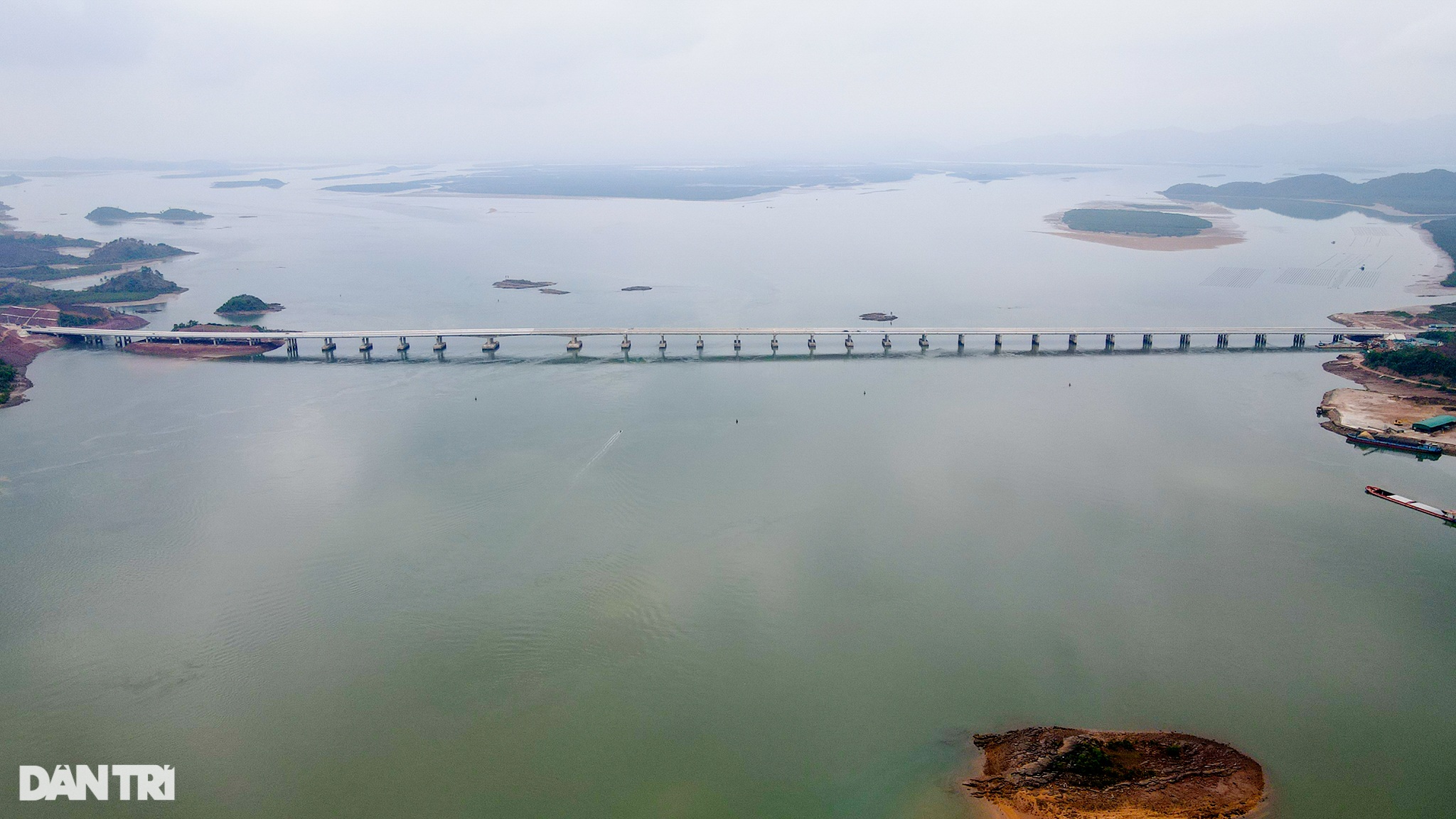 Chiêm ngưỡng cầu vượt biển 800 tỷ đồng dài nhất tỉnh Quảng Ninh - 1