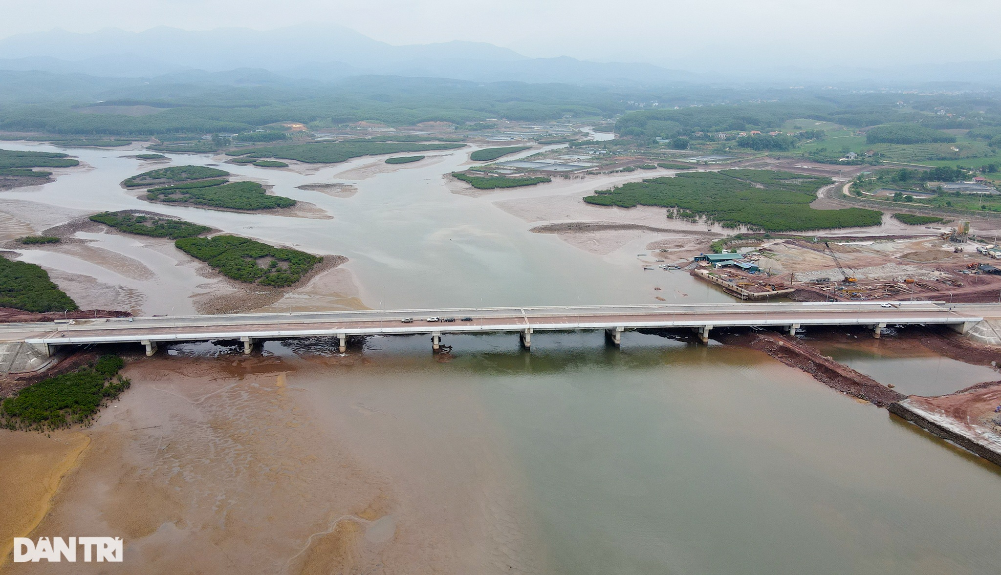 Chiêm ngưỡng cầu vượt biển 800 tỷ đồng dài nhất tỉnh Quảng Ninh - 12