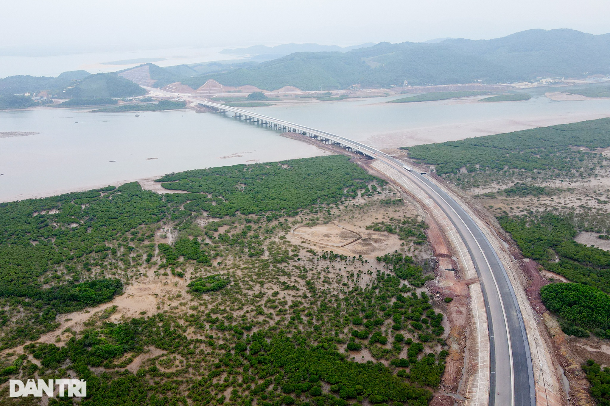 Chiêm ngưỡng cầu vượt biển 800 tỷ đồng dài nhất tỉnh Quảng Ninh - 10