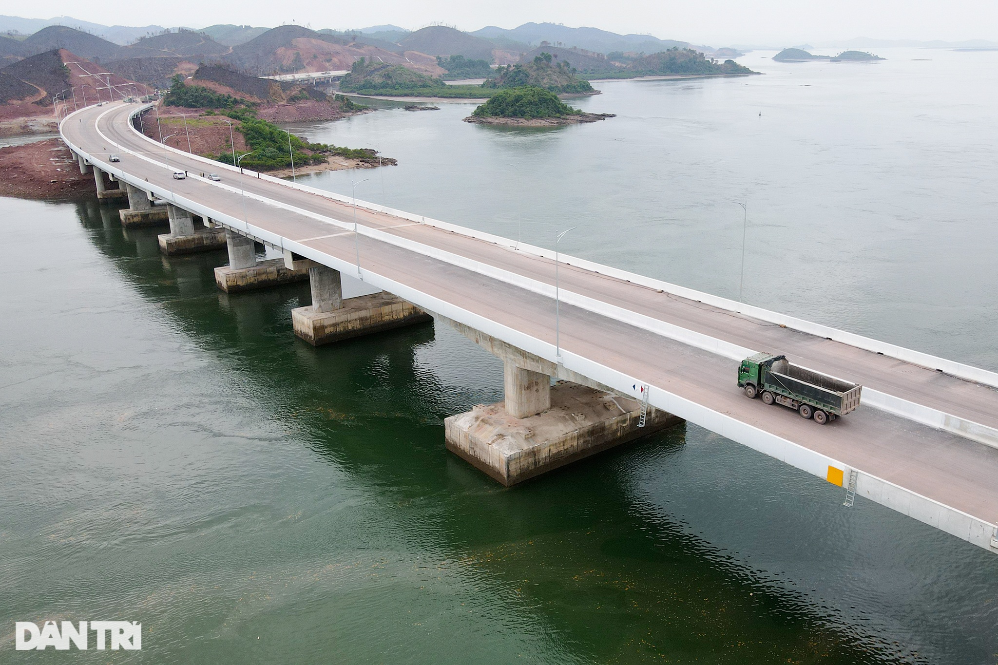 Chiêm ngưỡng cầu vượt biển 800 tỷ đồng dài nhất tỉnh Quảng Ninh - 4