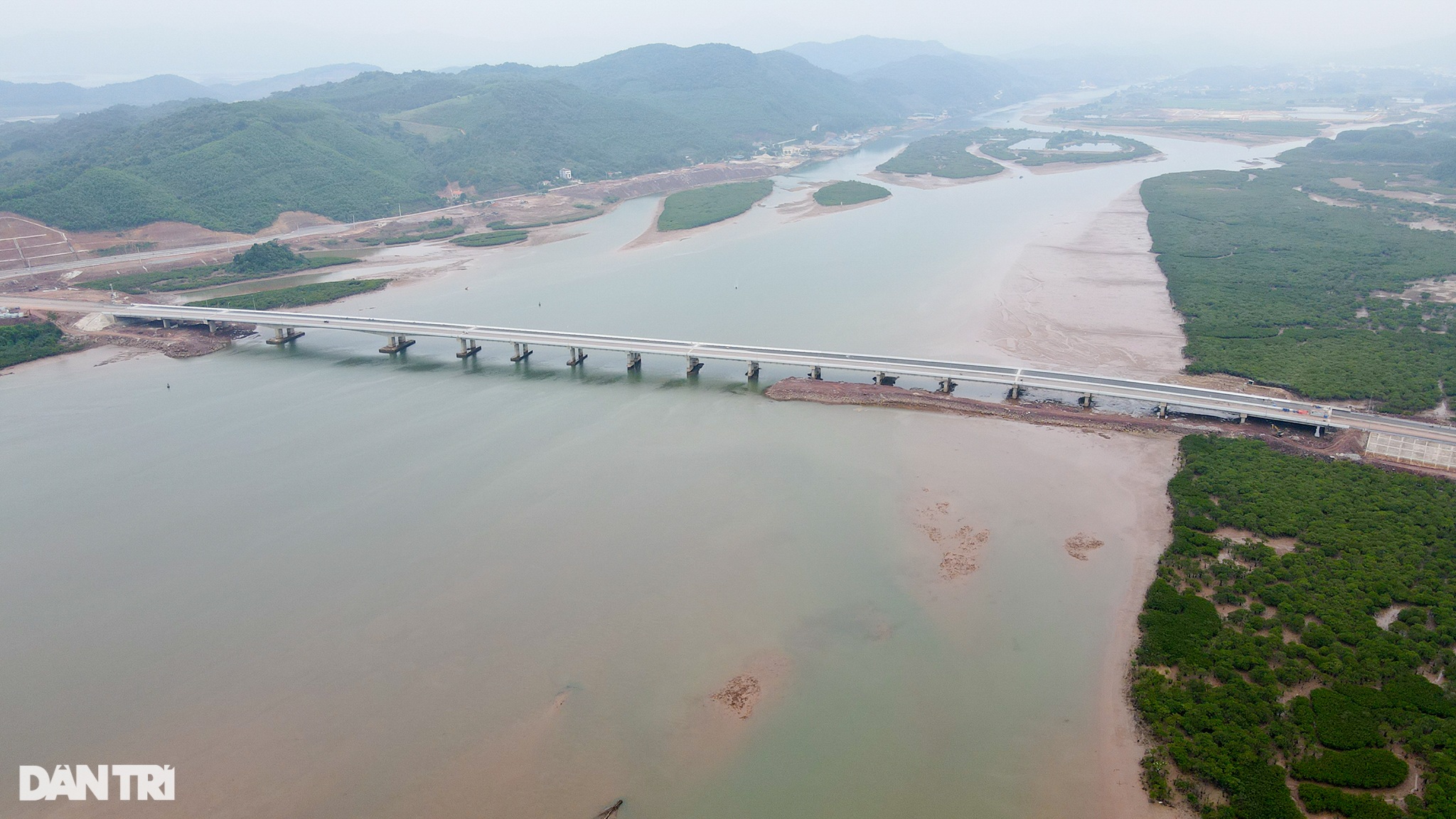 Chiêm ngưỡng cầu vượt biển 800 tỷ đồng dài nhất tỉnh Quảng Ninh - 11
