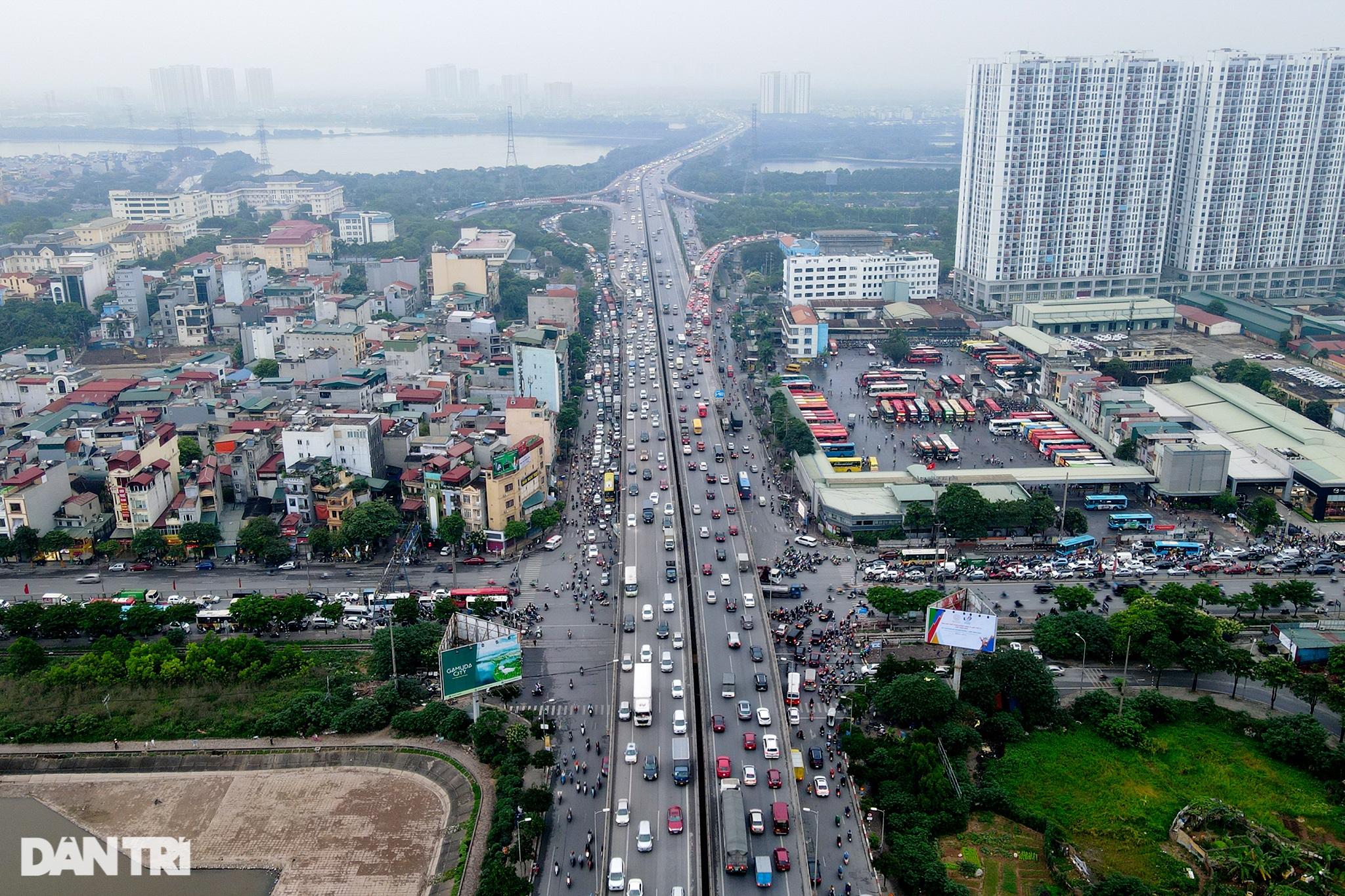 Hàng vạn người đội mưa rời Hà Nội trước kỳ nghỉ lễ 30/4 và 1/5 - 1 Hàng vạn người đội mưa rời Hà Nội trước kỳ nghỉ lễ 30/4 và 1/5 - 1