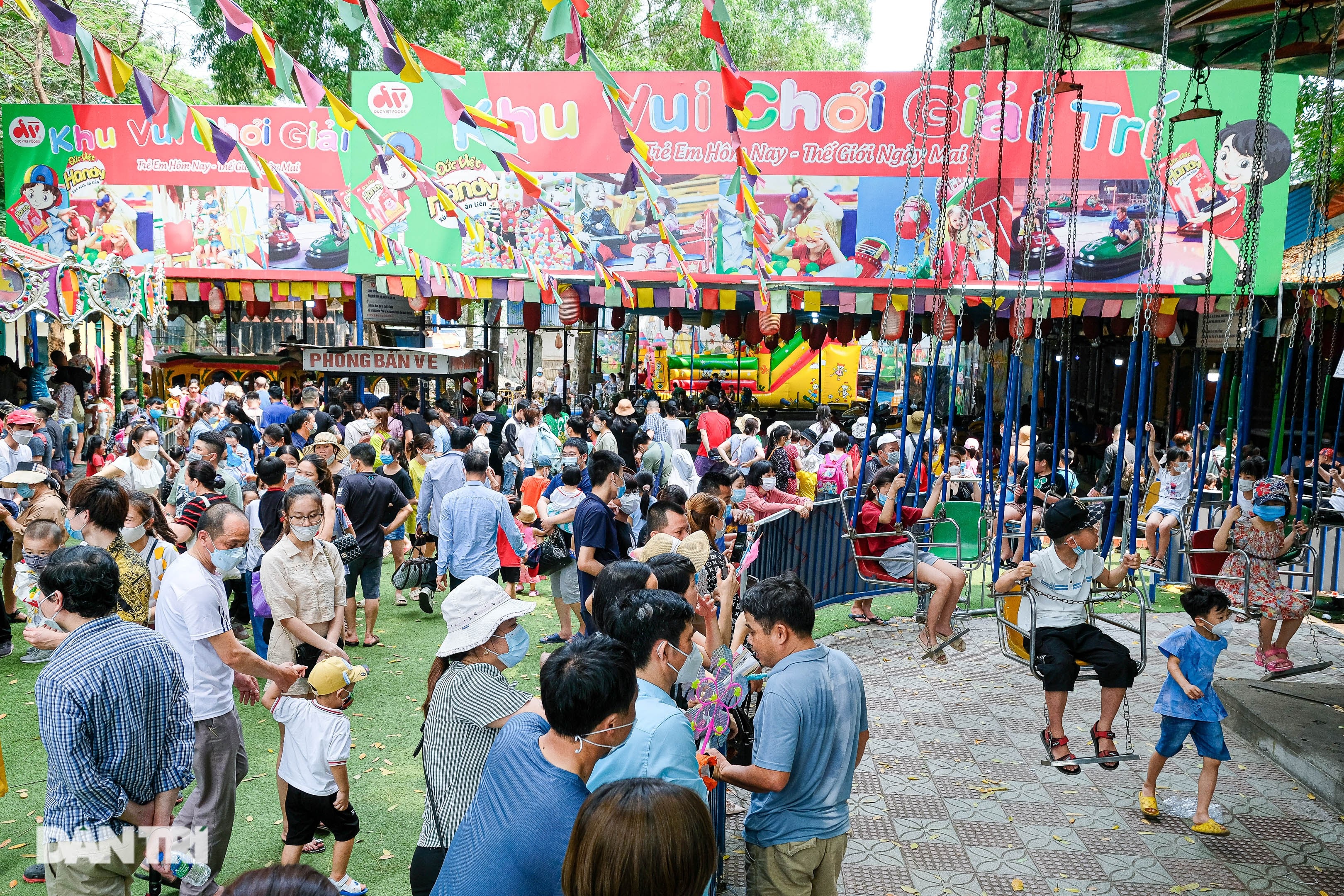 Công viên, hàng quán ở Hà Nội chật kín khách ngày đầu kỳ nghỉ lễ - 17