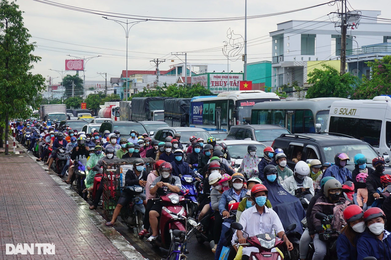 Kẹt xe cầu Rạch Miễu từ sáng đến chiều, nhiều người chấp nhận đi bộ về quê - 1