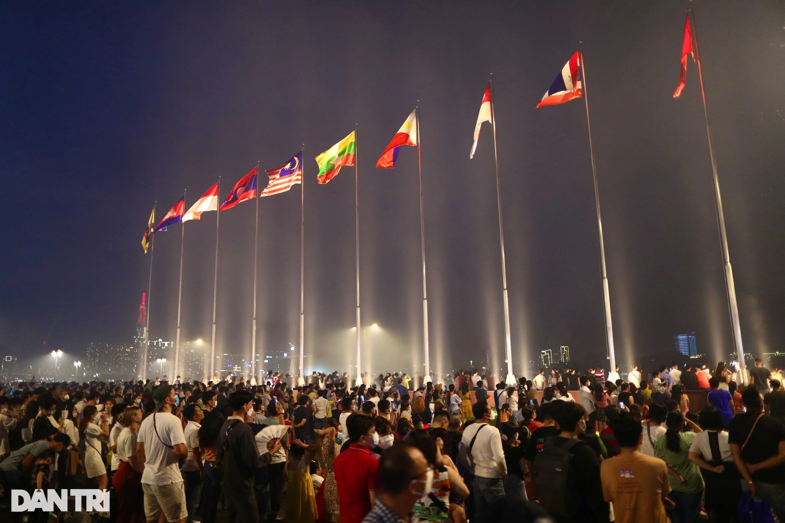 Pháo hoa rực sáng bầu trời TPHCM chào mừng 47 năm thống nhất đất nước - 17 Pháo hoa rực sáng bầu trời TPHCM chào mừng 47 năm thống nhất đất nước - 17