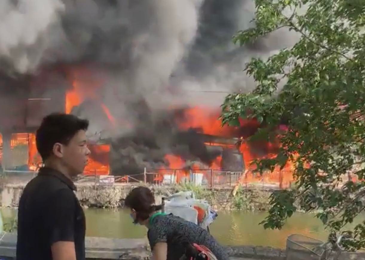 Hà Nội: Cháy cơ sở sản xuất chăn đệm, lửa lan ra nhiều hộ kinh doanh - 1