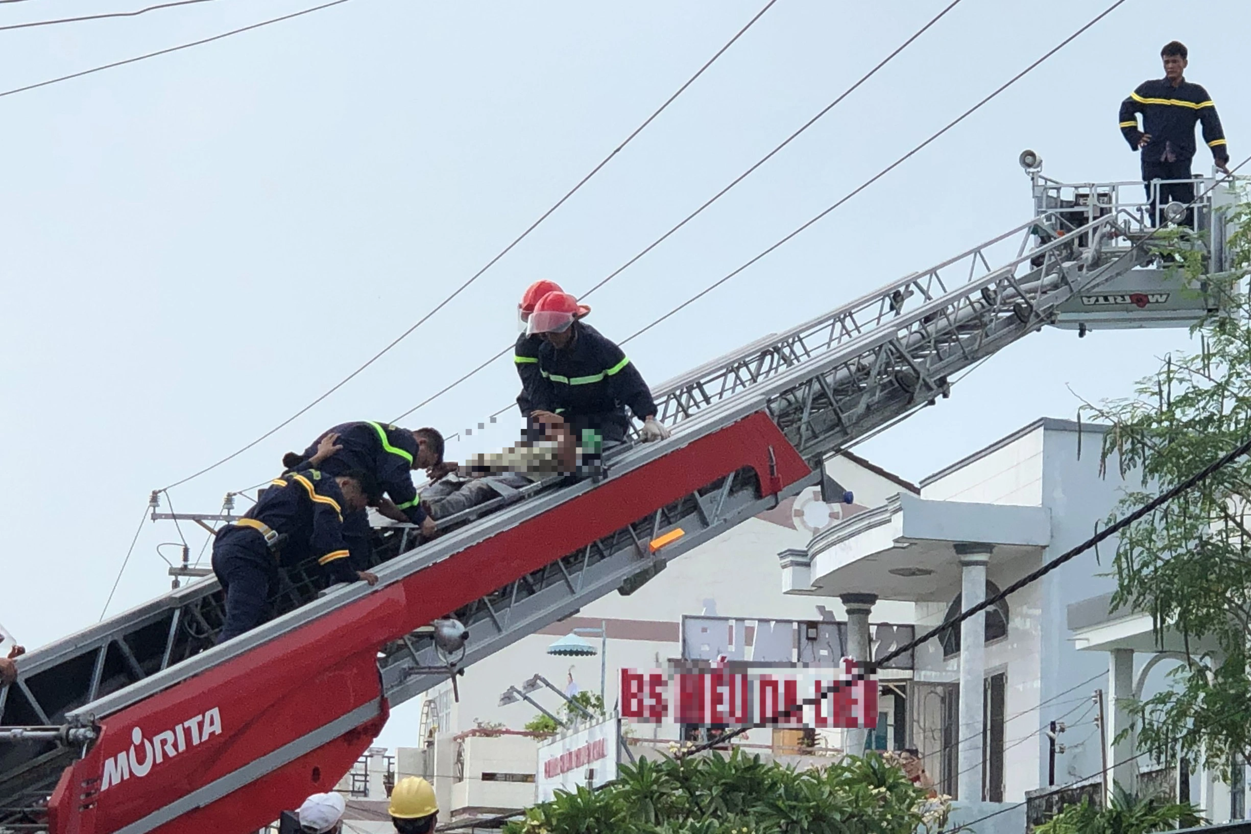 Bị điện giật khi sửa mái nhà, 2 người bỏng nặng - 1
