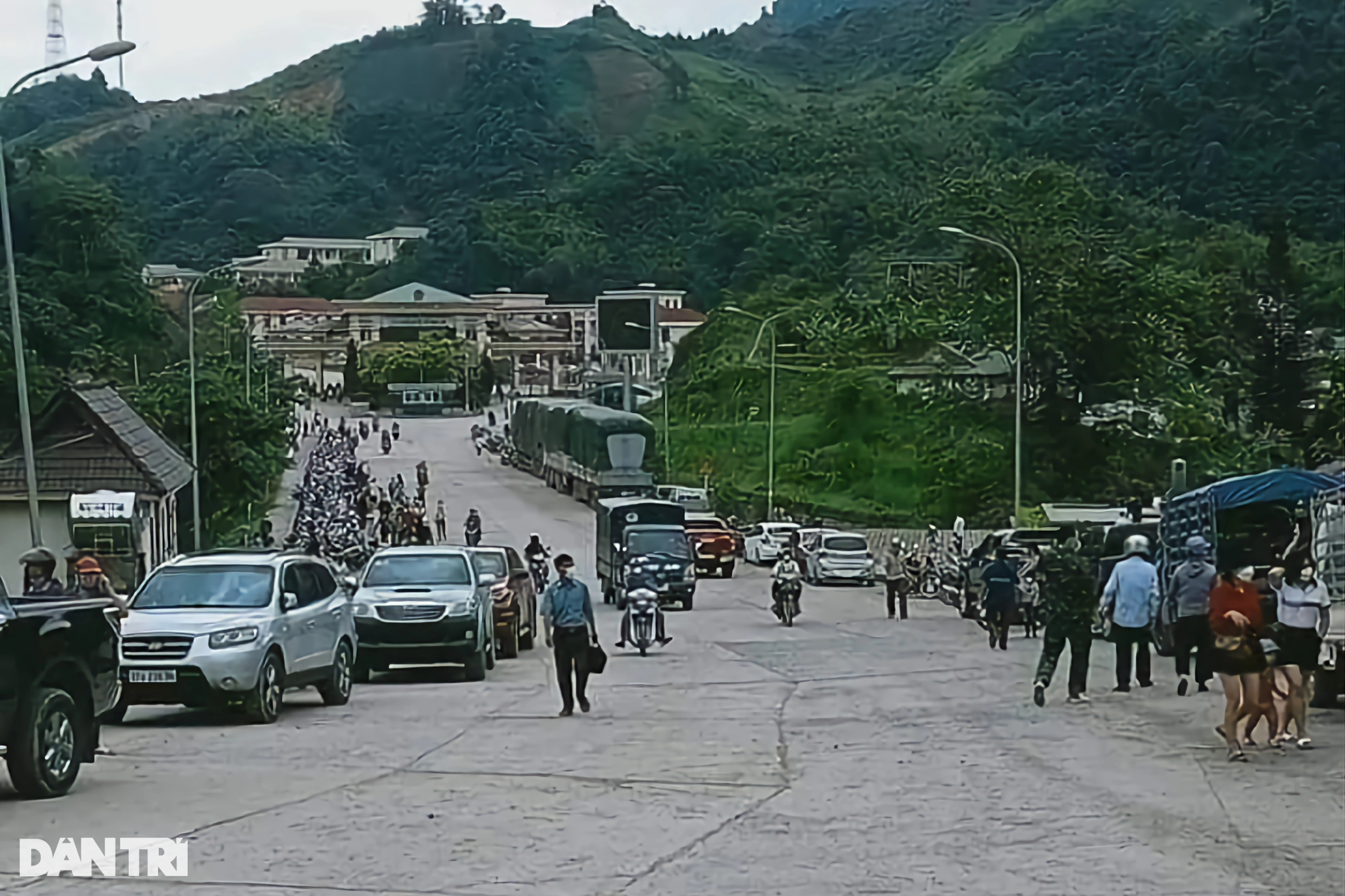 Chợ biên giới lớn nhất Nghệ An hoạt động trở lại sau 2 năm đóng cửa - 1