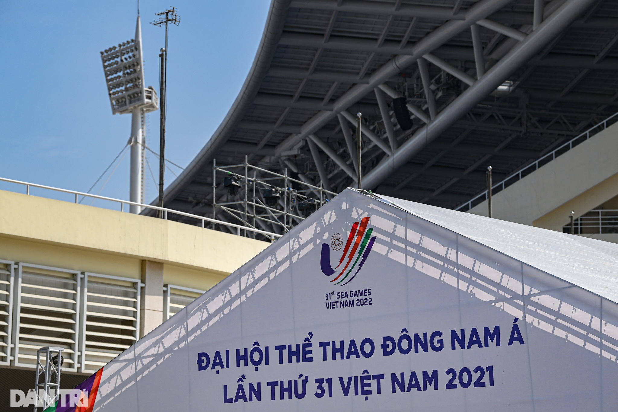 Bên trong đại công trường SVĐ Mỹ Đình chuẩn bị cho Lễ khai mạc SEA Games 31 - 14