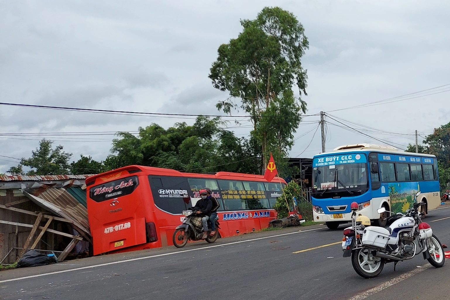 Vụ xe khách gây tai nạn liên hoàn: Nạn nhân thứ 3 nguy kịch - 1