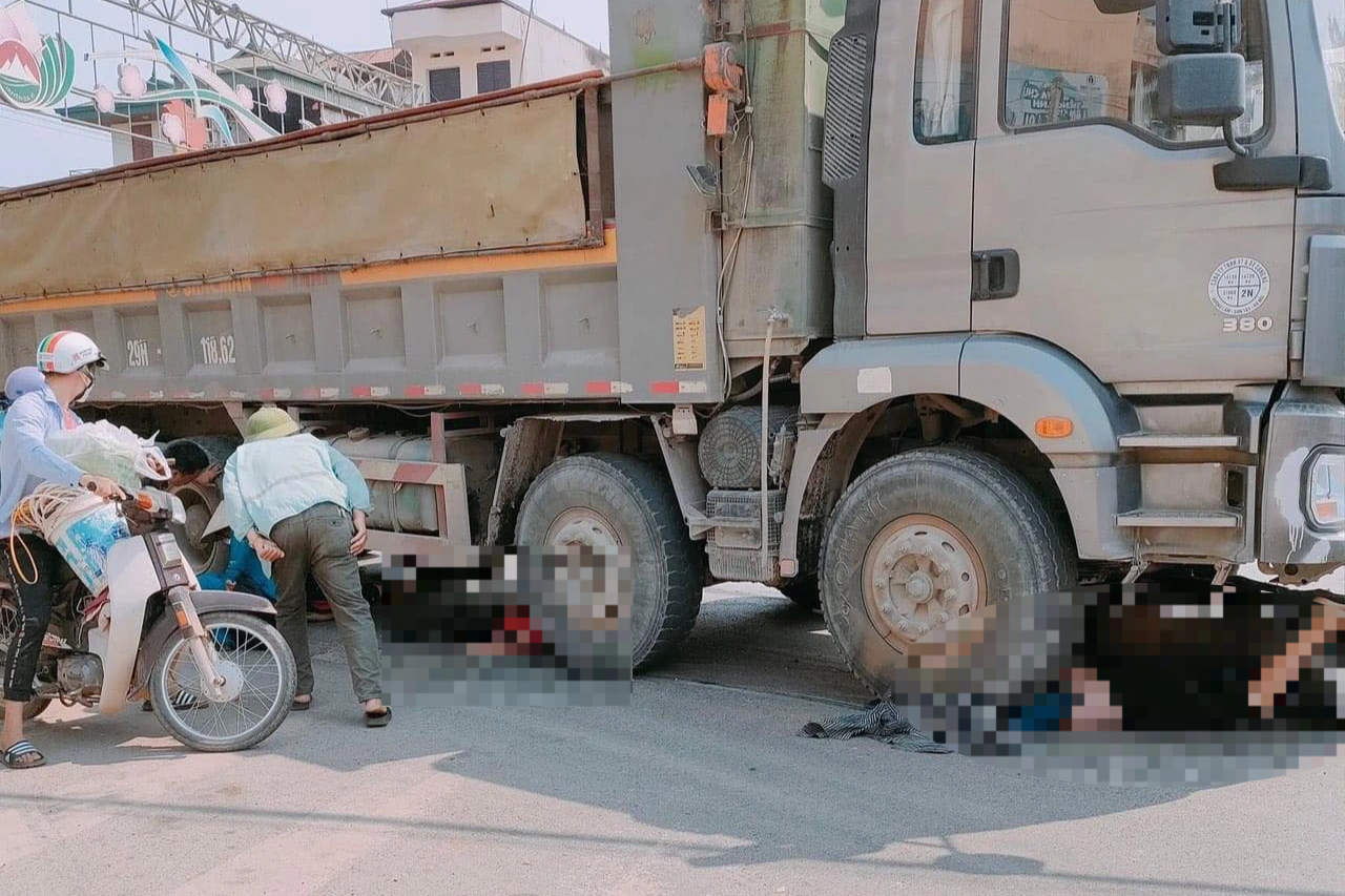 Ba mẹ con đi xe máy tử vong sau cú va chạm với ô tô tải - 1