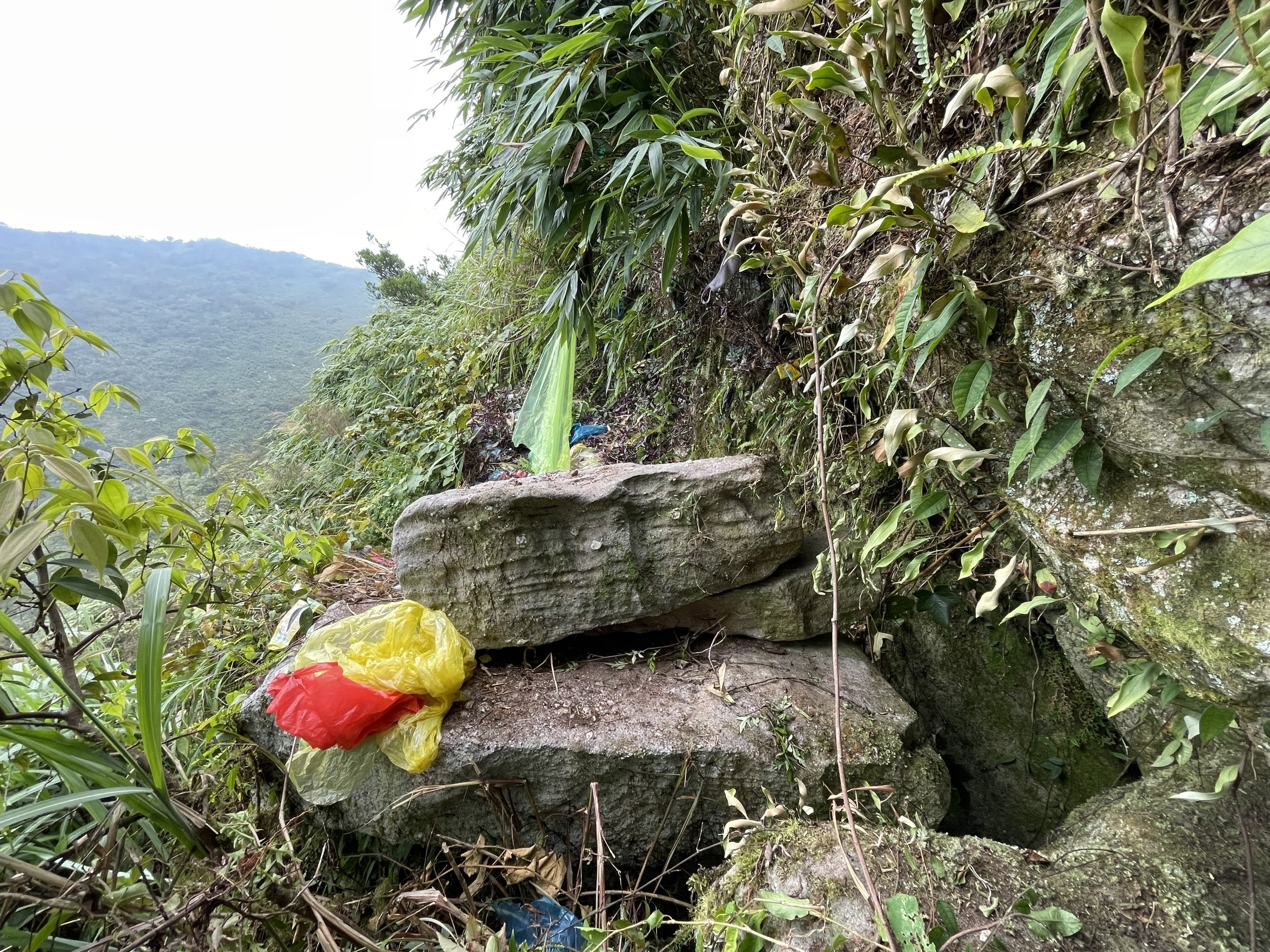 Cận cảnh hốc đá dưới vực sâu Yên Tử nơi người phụ nữ sống sót qua 7 ngày - 2