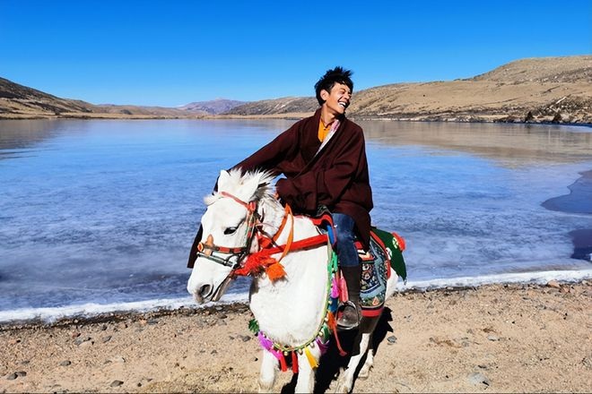 Từ chàng chăn bò, hotboy Tây Tạng đổi khác sau 2 năm trở thành ngôi sao - 7