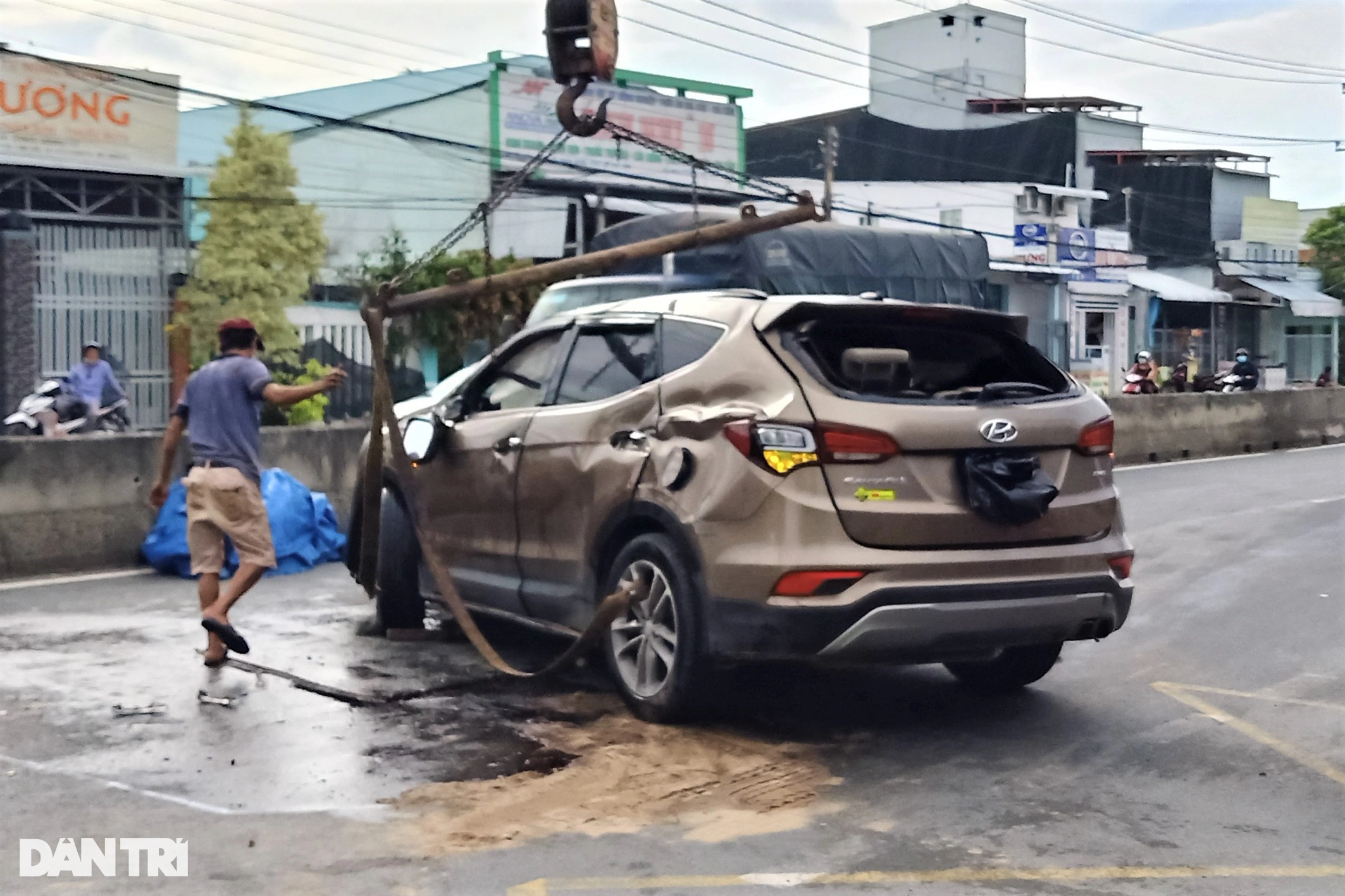 Hốt hoảng ô tô bay lên dải phân cách, hất biển báo trúng người đi xe máy  - 4