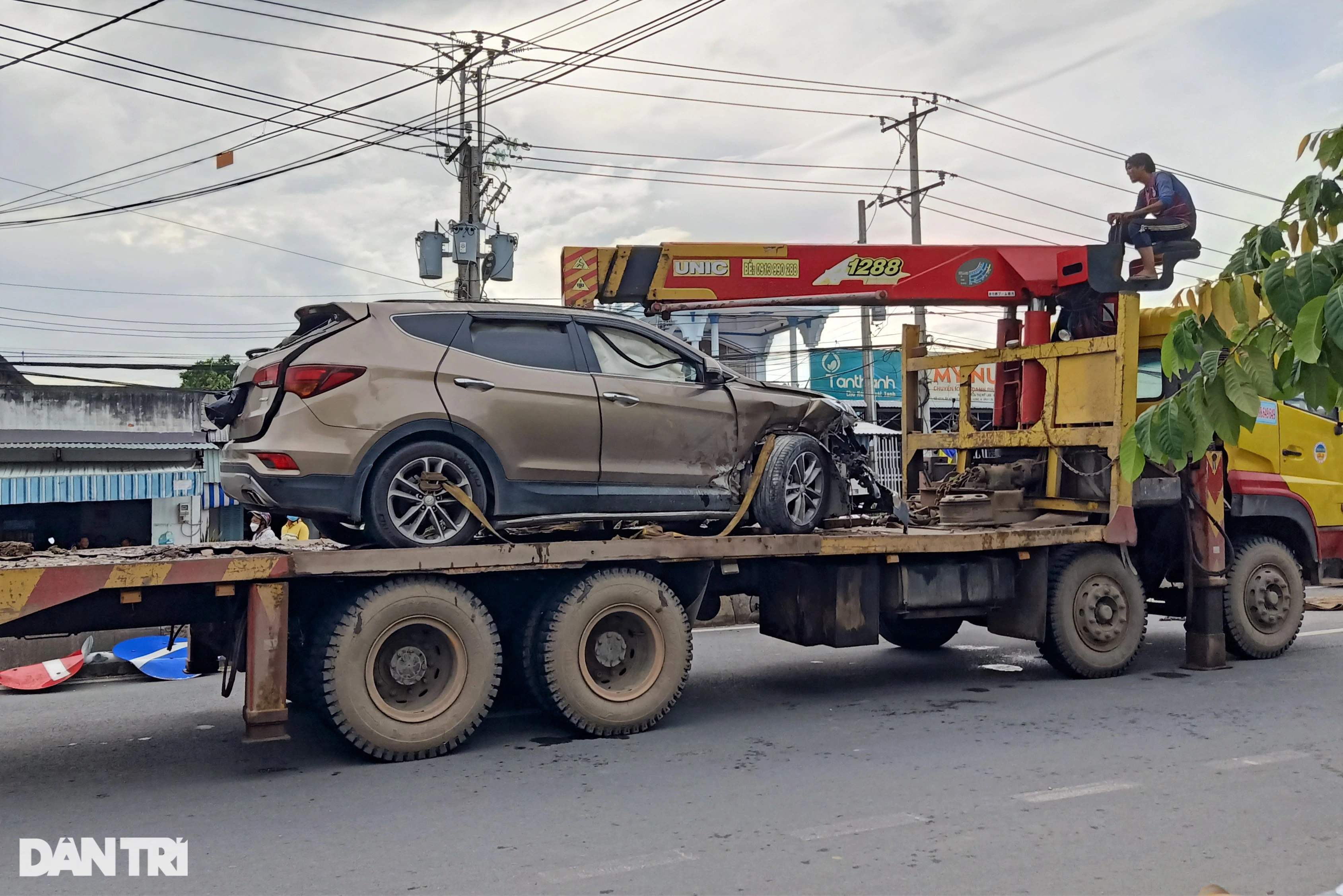 Hốt hoảng ô tô bay lên dải phân cách, hất biển báo trúng người đi xe máy  - 5