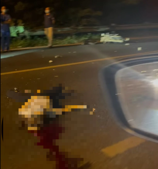 Cô gái trẻ đi xe máy tử nạn khi đi ngược chiều trên đại lộ Thăng Long - 1