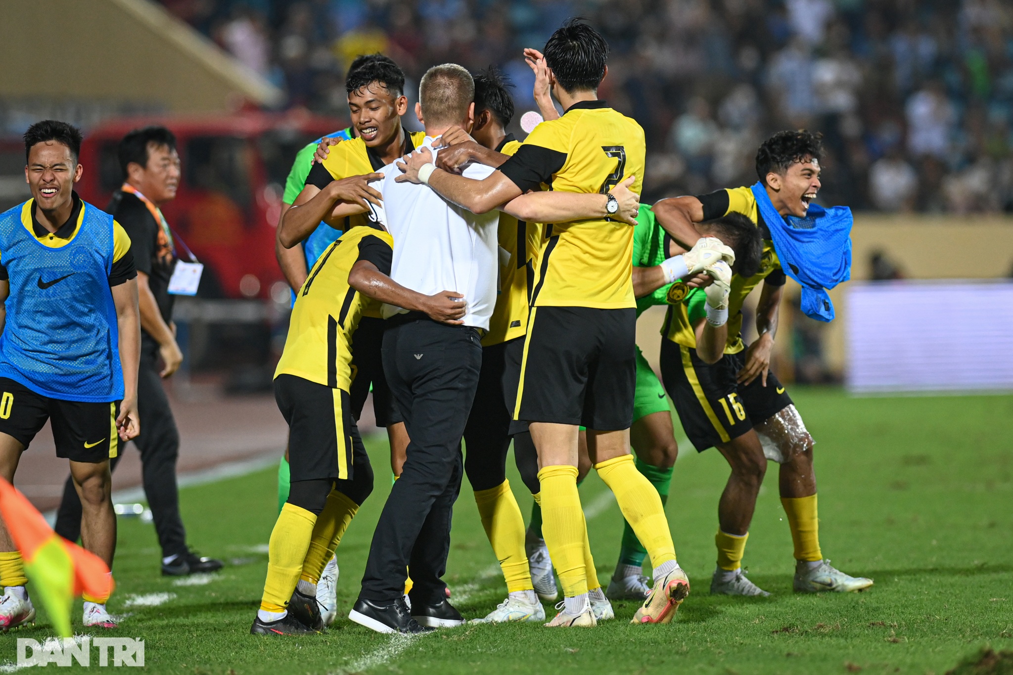 Cầu thủ U23 Malaysia đổ gục xuống sân sau chiến thắng trước Thái Lan - 13