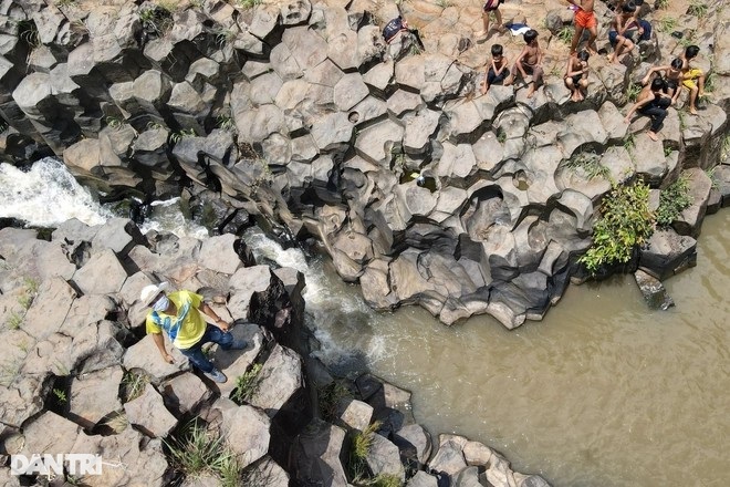 Sốt view du lịch, dân san ủi, lấn suối đá cổ hàng trăm triệu năm - 4