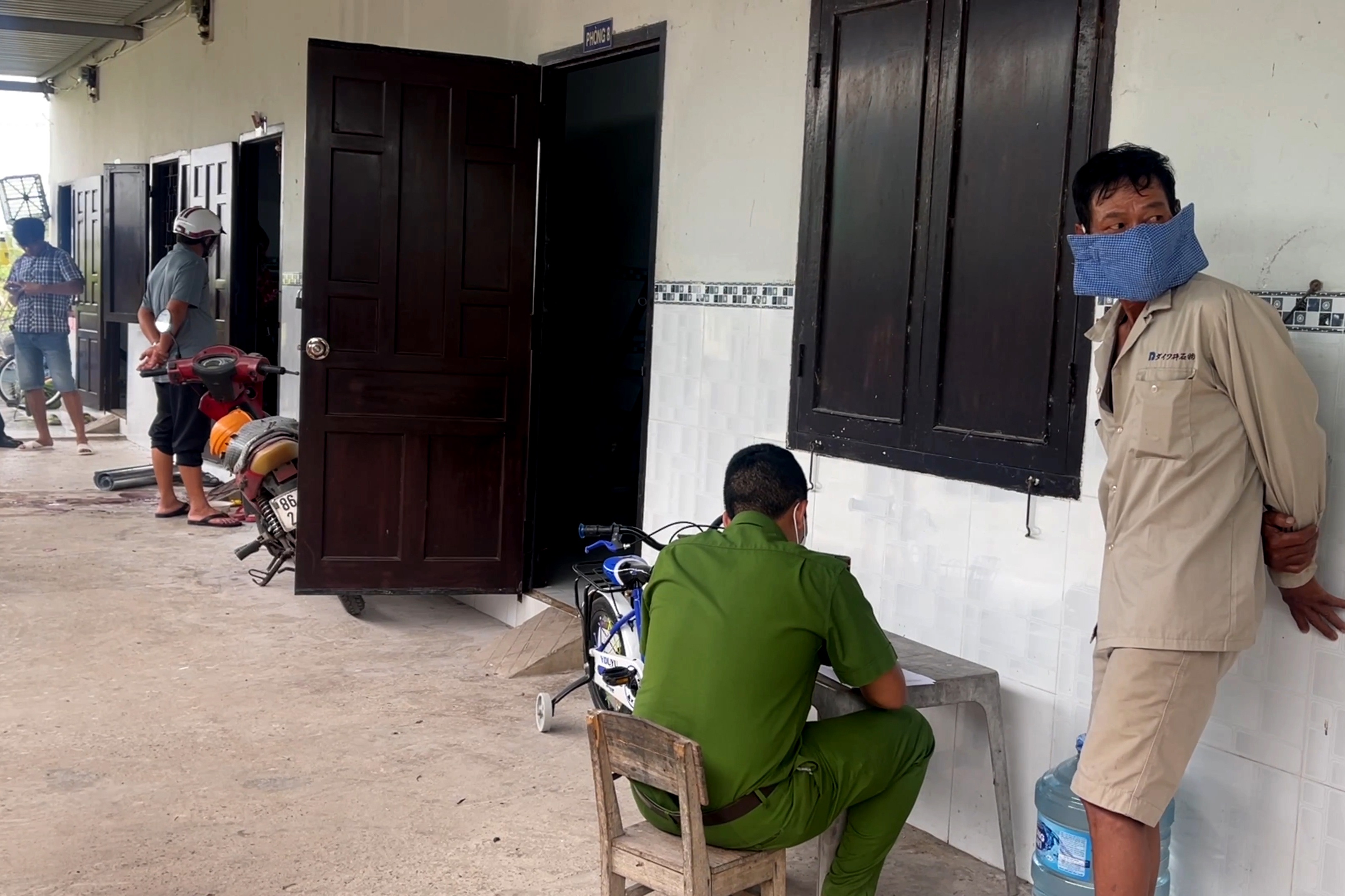 Khoảnh khắc nổ kinh ho&agrave;ng rung chuyển ph&ograve;ng trọ ở B&igrave;nh Thuận - Ảnh 3.