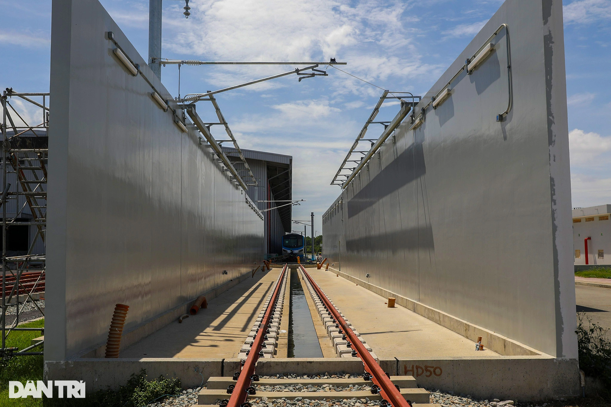 TPHCM: Cận cảnh lắp đặt đoàn tàu số 17 của metro số 1 tại depot Long Bình - 12