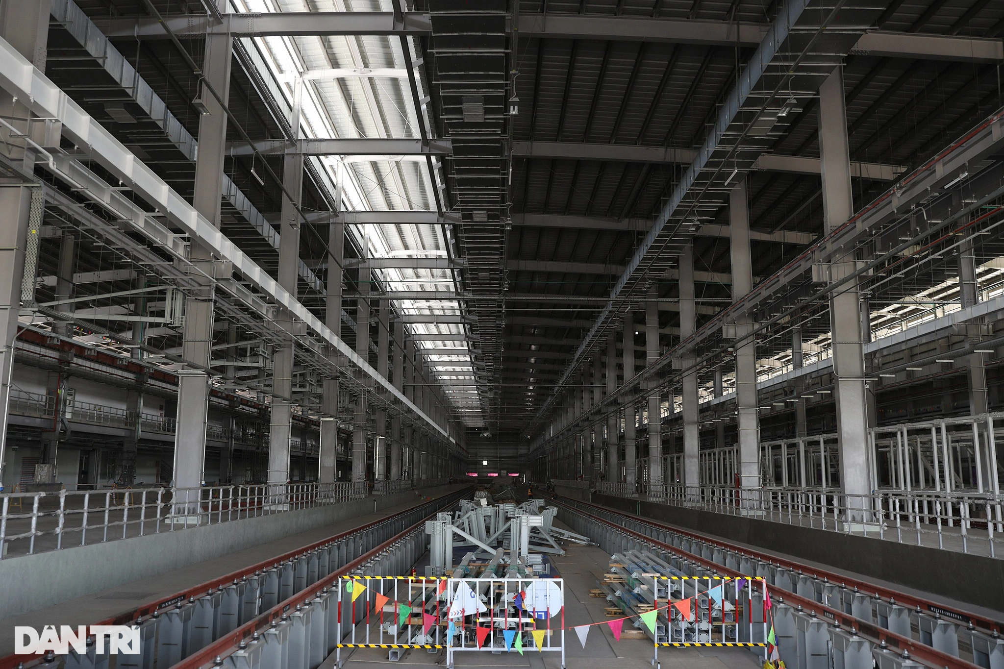 TPHCM: Cận cảnh lắp đặt đoàn tàu số 17 của metro số 1 tại depot Long Bình - 10